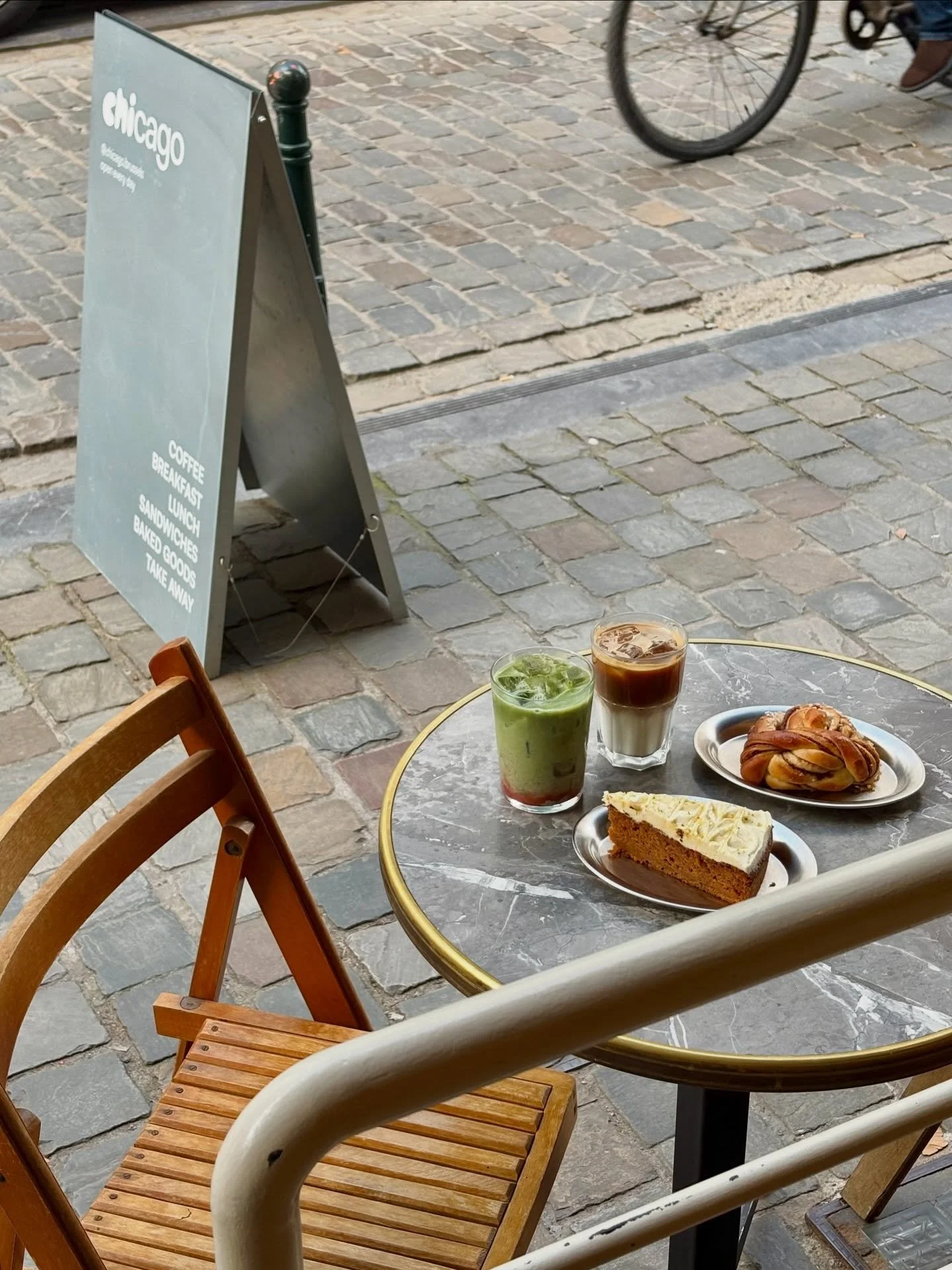 slow mornings and our carrot cake = perfect Saturday :) 

📍Chicago Brussels 
Rue de flandre 45
Kitchen 9-3pm (2:30 weekdays)
Coffee 9-4pm 
-

#brusselsfood #bestcarrotcakeever🥕