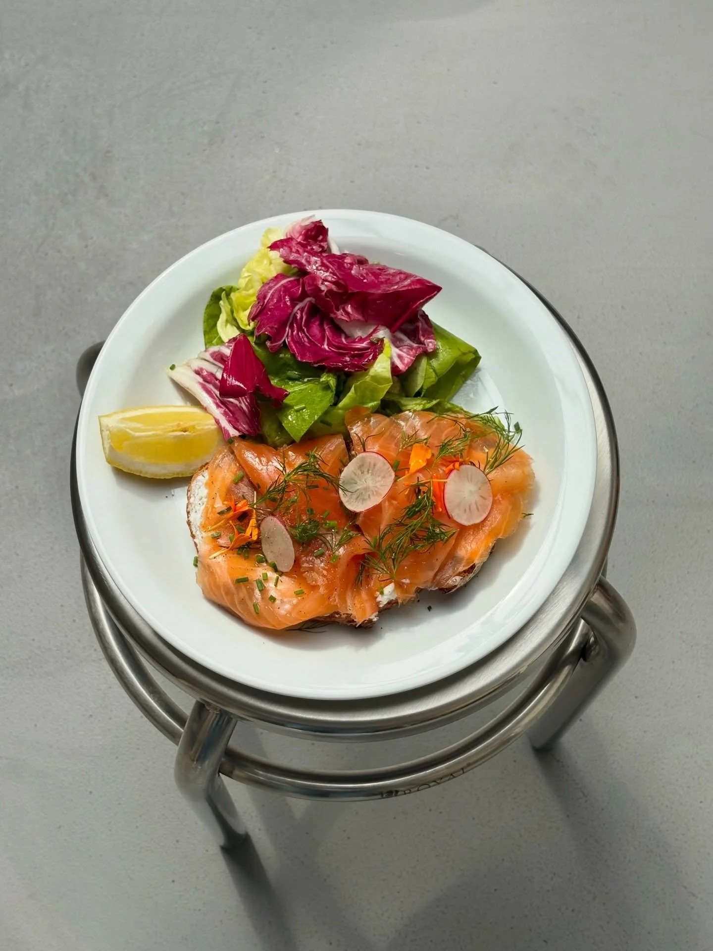 This is your sign to order the salmon toast 👀🍣

📍Chicago Brussels  Rue de flandre 45
Kitchen 9-3pm (2:30 weekdays)
Coffee 9-4pm 
-
#brusselsfood #brunchspot #salmontoast
