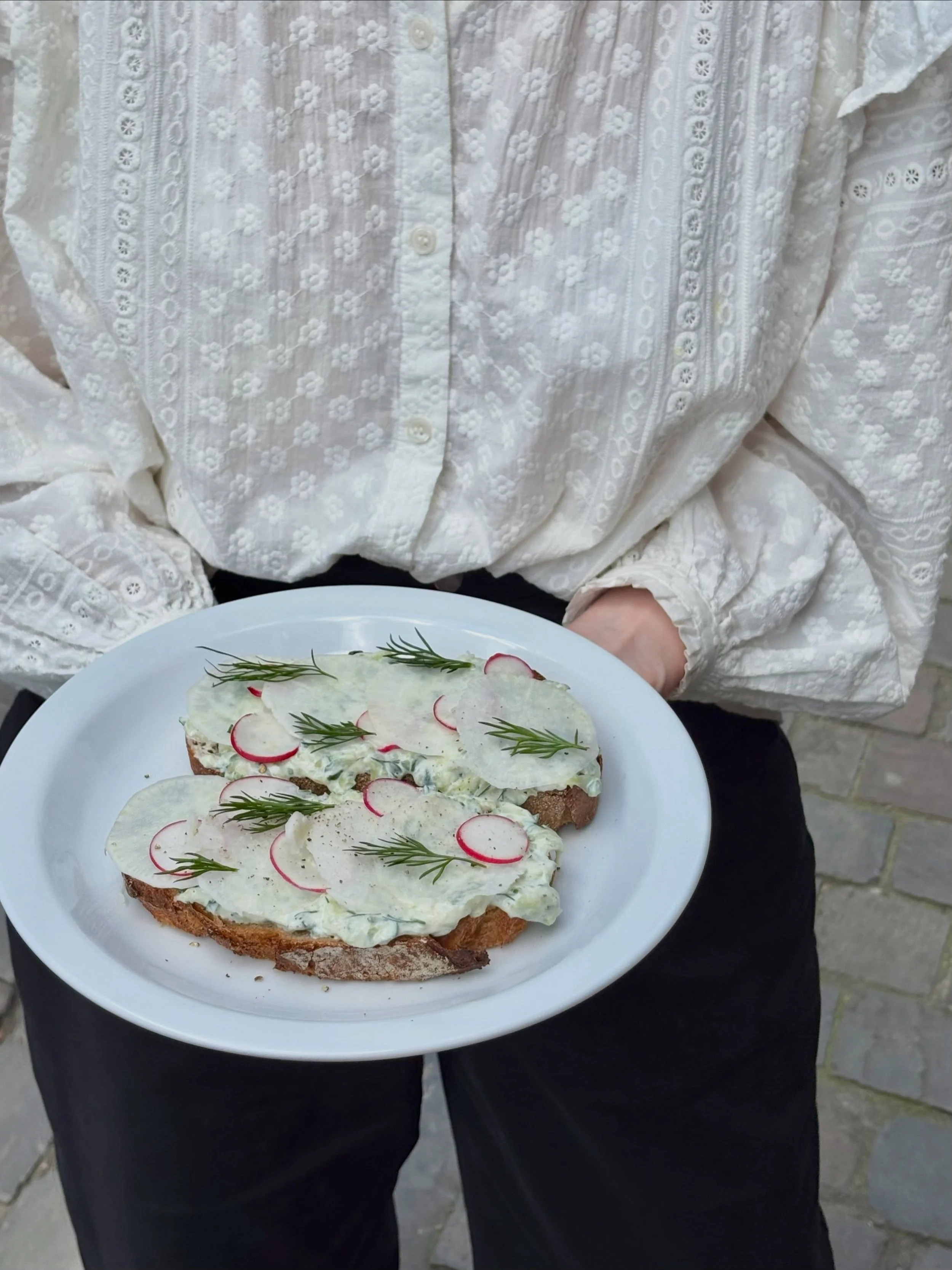 Fresh, creamy, crunchy &mdash; our new Tartine tzatziki with daikon radishes is 100% vegan 🌿

📍Chicago Brussels  Rue de flandre 45
Kitchen 9-3pm (2:30 weekdays)
Coffee 9-4pm 
-
#brusselsfood #brunchspots #vegan
