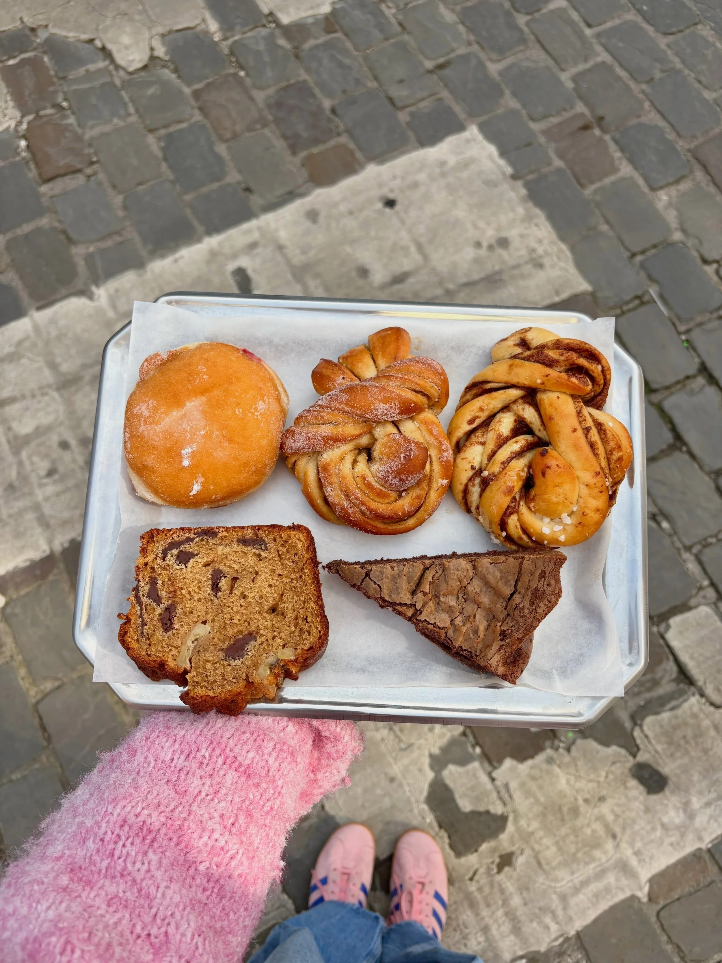 Pastry lineup of the day 🥐✨
Which one are you grabbing first? 👀

📍Chicago Brussels  Rue de flandre 45
Kitchen 9-3pm (2:30 weekdays)
Coffee 9-4pm 
-
#brusselsfood #coffeshop #pastry
