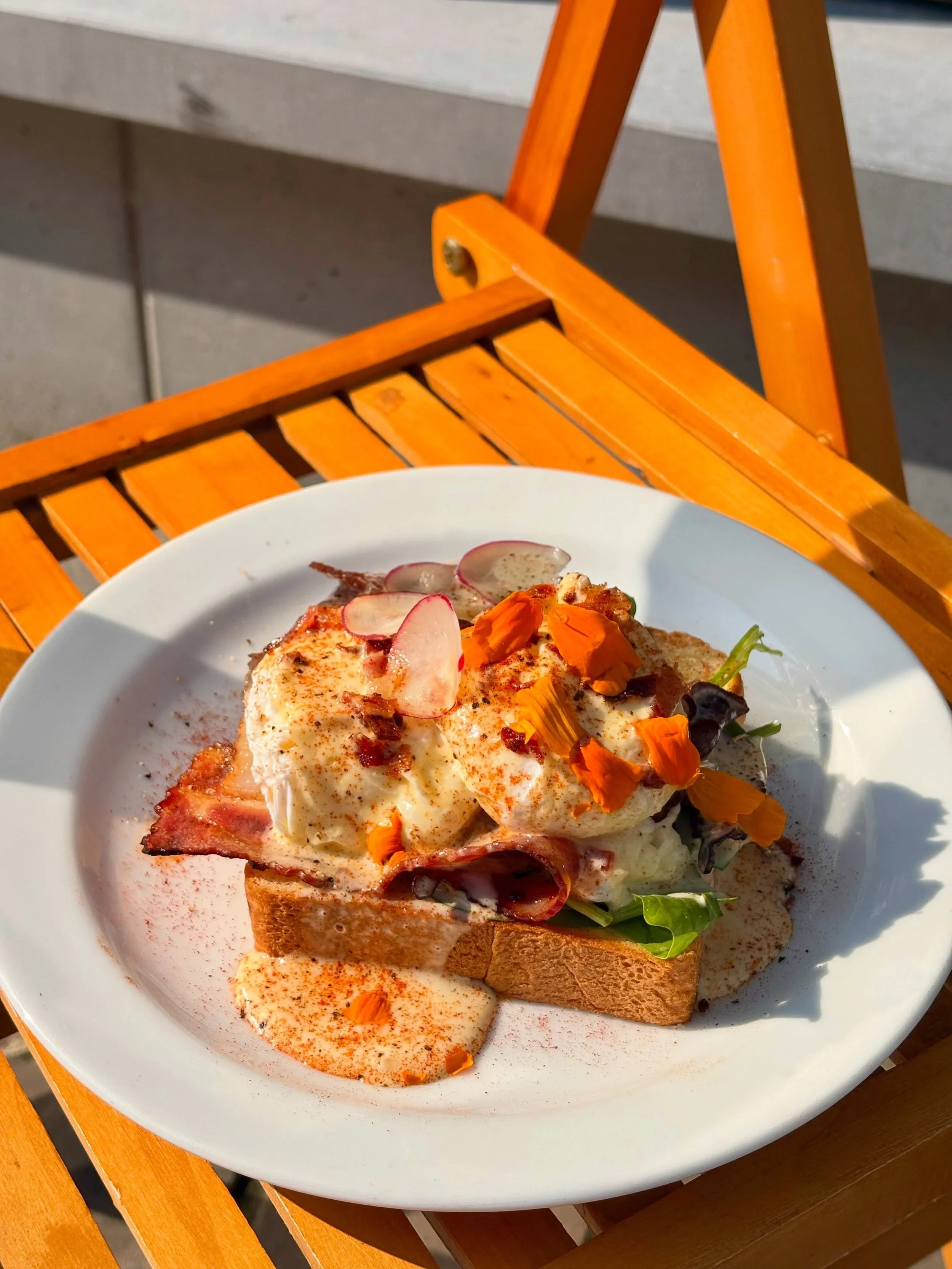Soft eggs, crispy bacon = happy life:))

📍Chicago Brussels  Rue de flandre 45
Kitchen 9-3pm (2:30 weekdays)
Coffee 9-4pm 
-
#brusselsfood #brunchspot #eggsbenedicts