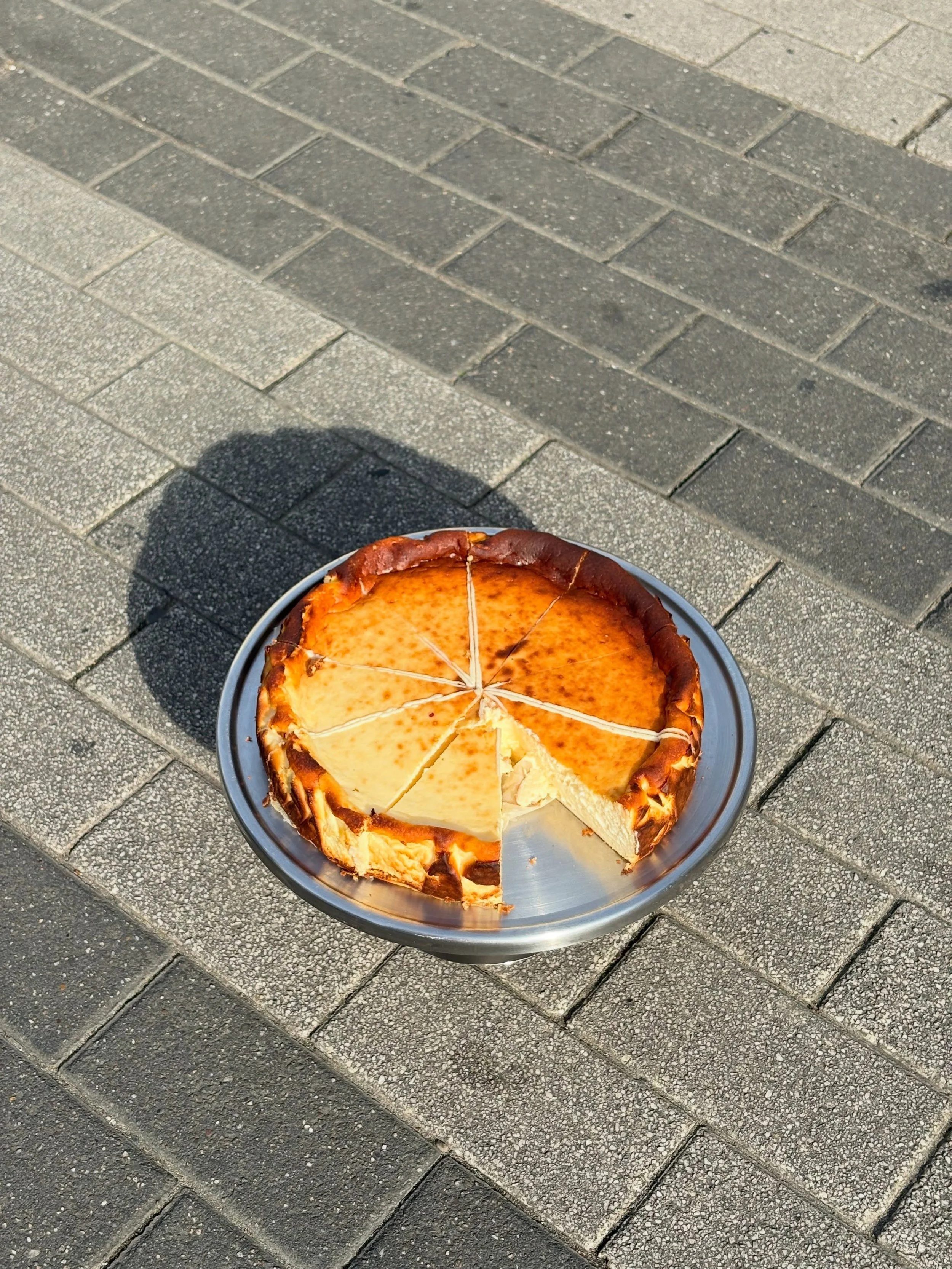 New star in the pastry counter: our Basque cheesecake ⭐️

📍Chicago Brussels 
Rue de flandre 45
Kitchen 9-3pm (2:30 weekdays)
Coffee 9-4pm 
-
#brusselsfood #brunchspots #pastry