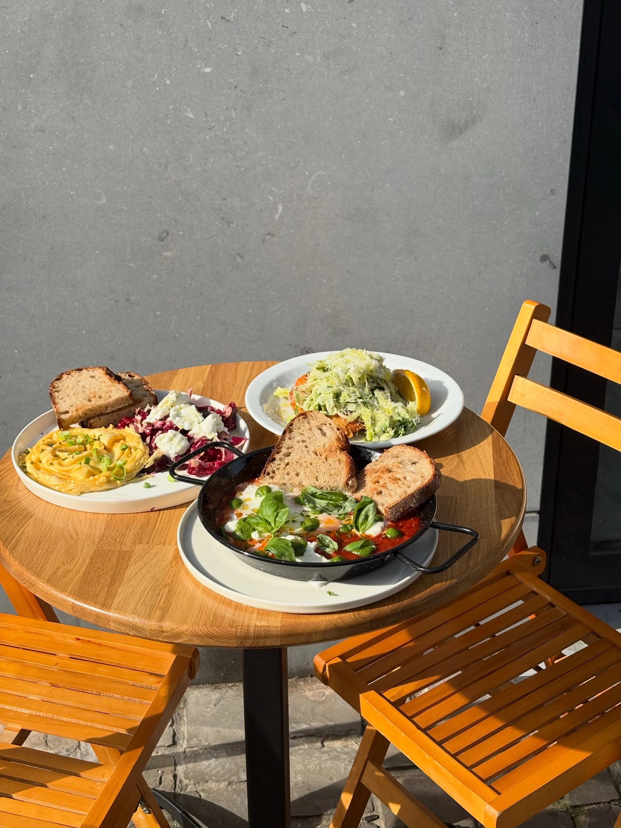 New dishes, upgraded favourites🤌🏼 

📍Chicago Brussels 
Rue de flandre 45
Kitchen 9-3pm (2:30 weekdays)
Coffee 9-4pm 
-
#brusselsfood #brunchspots

Eggs in purgatory

Chicken Caesar schnitzel

Folded eggs with pickled beetroot, radicchio and Bufala