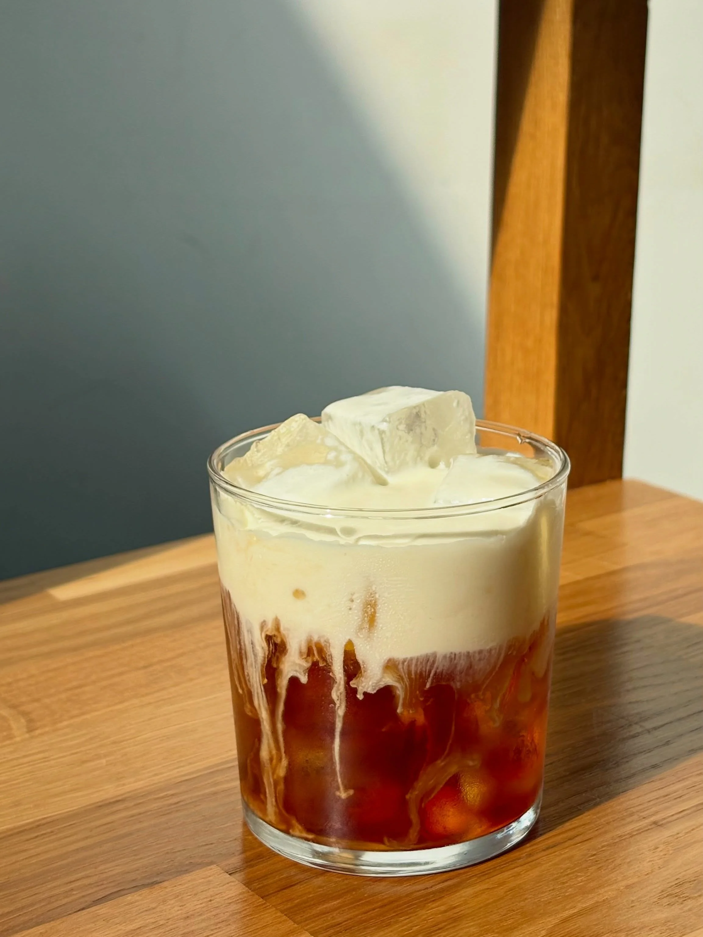 Iced London Fog, our new seasonal drink 💌

Infused earl grey with vanilla cream cloud ☁️

📍Chicago Brussels 
Rue de flandre 45
Kitchen 9-3pm (2:30 weekdays)
Coffee 9-4pm 
-
#brusselsfood #brunchspot #londonfog