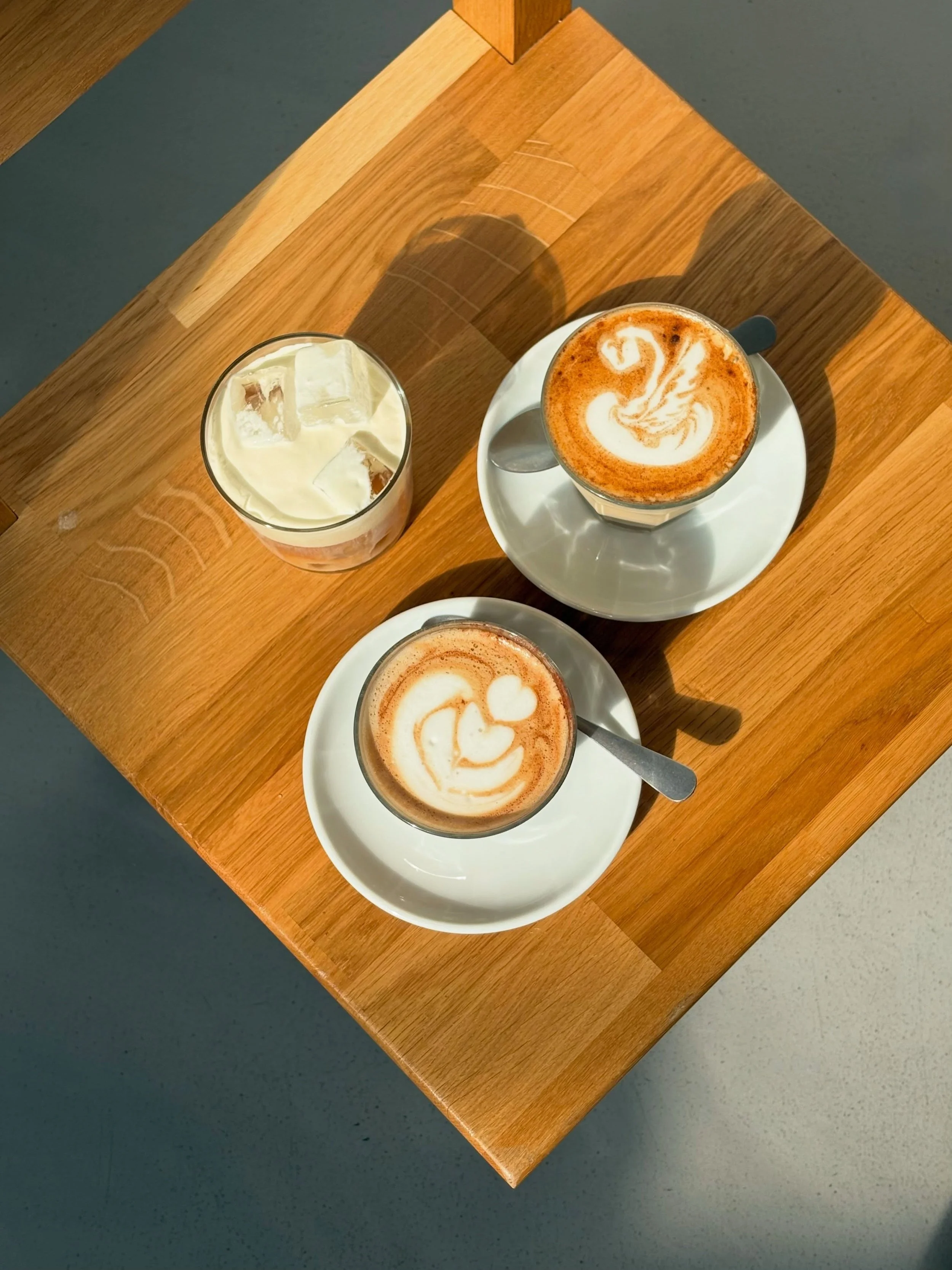 Coffee, pastries &amp; nowhere to rush🦦 

📍Chicago Brussels  Rue de flandre 45
Kitchen 9-3pm (2:30 weekdays)
Coffee 9-4pm 
-
#brusselsfood #coffeshop #brunchspots