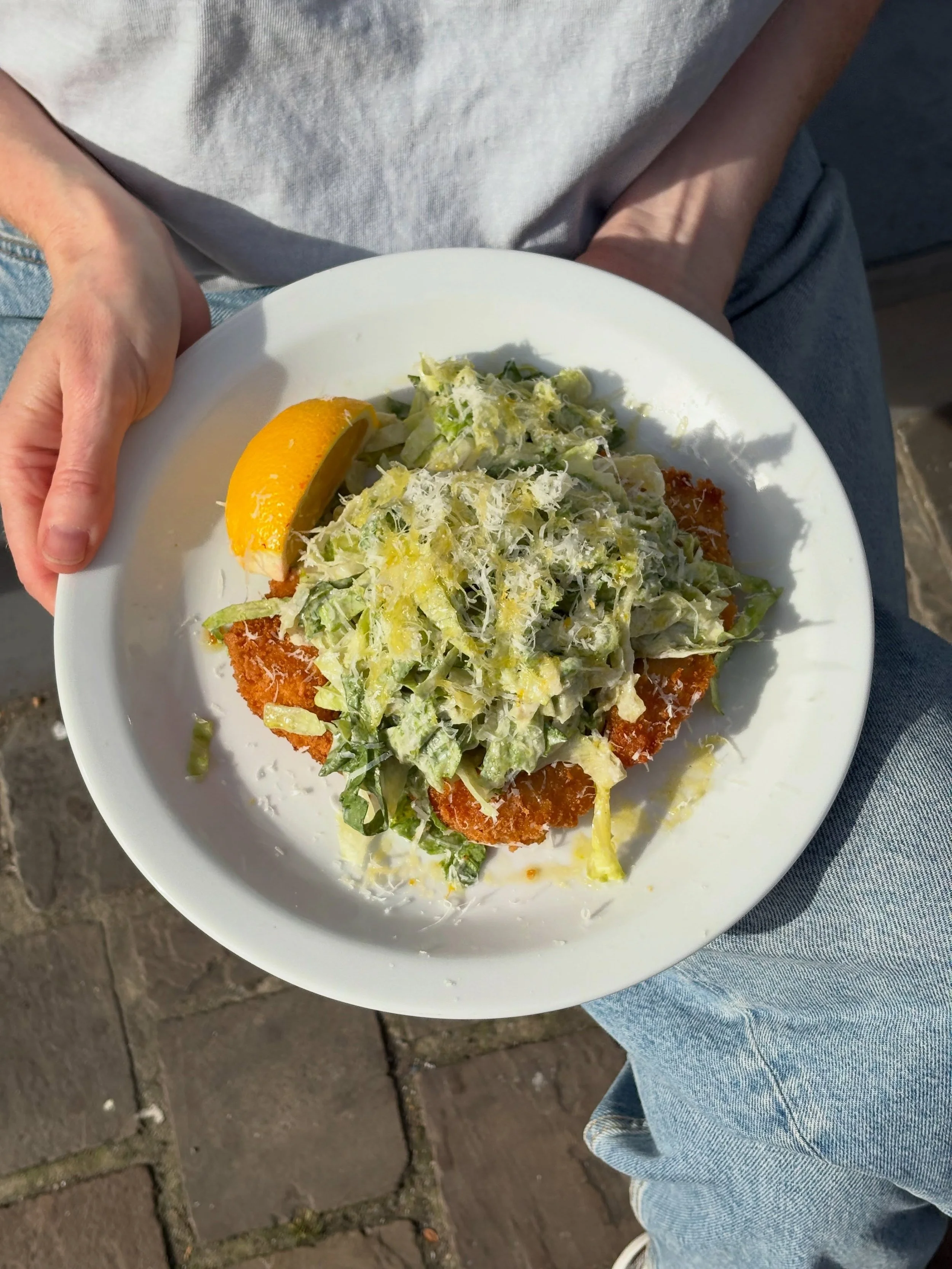 Crispy, citrusy, a little bit tipsy. 🍋

📍Chicago Brussels  Rue de flandre 45
Kitchen 9-3pm (2:30 weekdays)
Coffee 9-4pm 
-
#brusselsfood #brunchpot