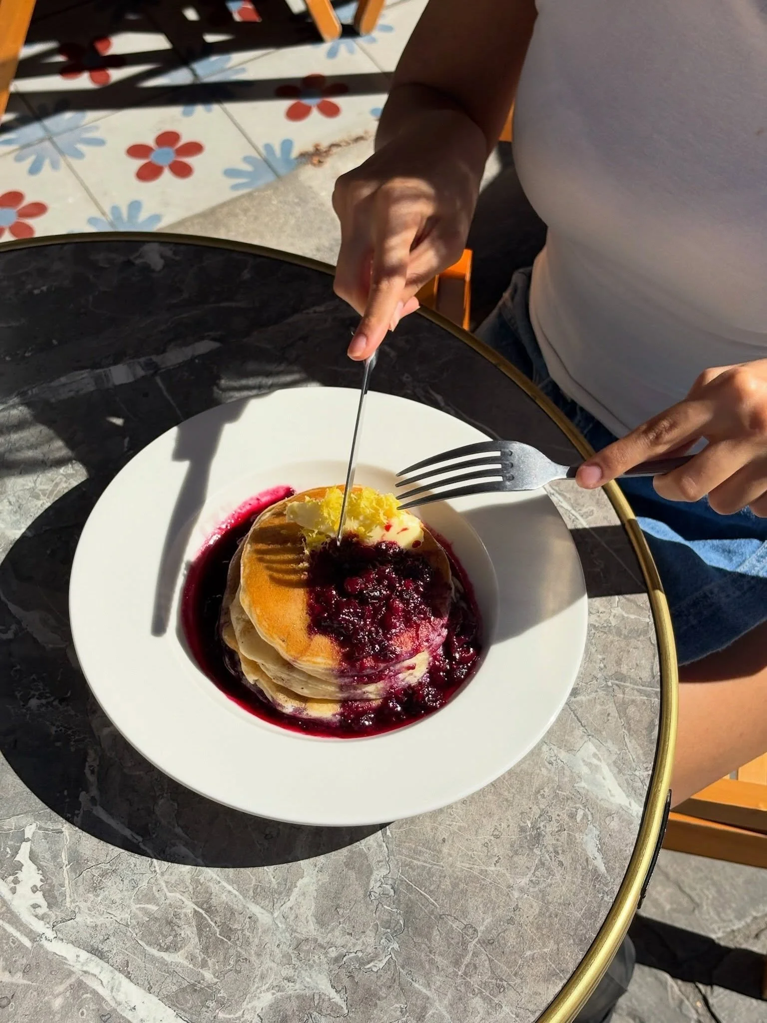 Sunshine, pancakes &amp; your favourite people☀️🥞

📍Chicago Brussels 
Rue de flandre 45
Kitchen 9-3pm (2:30 weekdays)
Coffee 9-4pm 
-
#brunchspots #brunchbrussels
