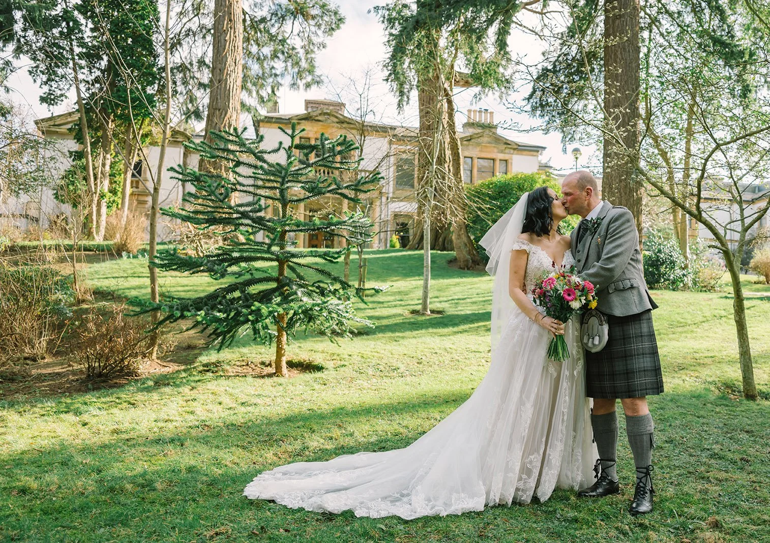 Couple kissing at Norwood Hotel