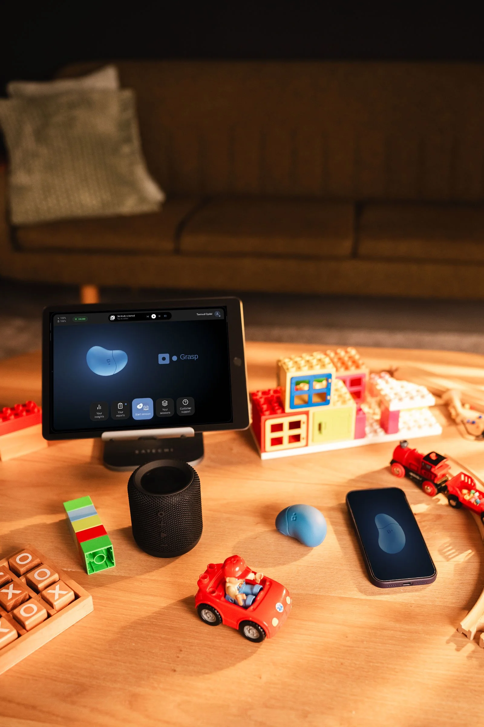 Active coping setup with Grasp device supporting structured distraction during care