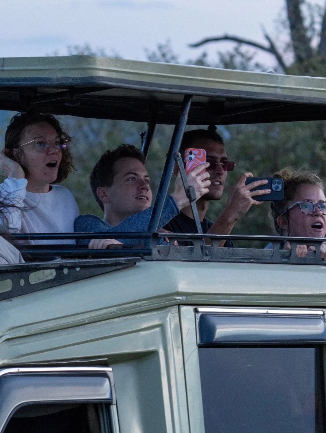 GUESS BEFORE YOU SWIPE 👀
Everyone was looking up.
What do you think they spotted?

#safari #kenya #africanwildlife #smallgrouptravel #adventureretreat