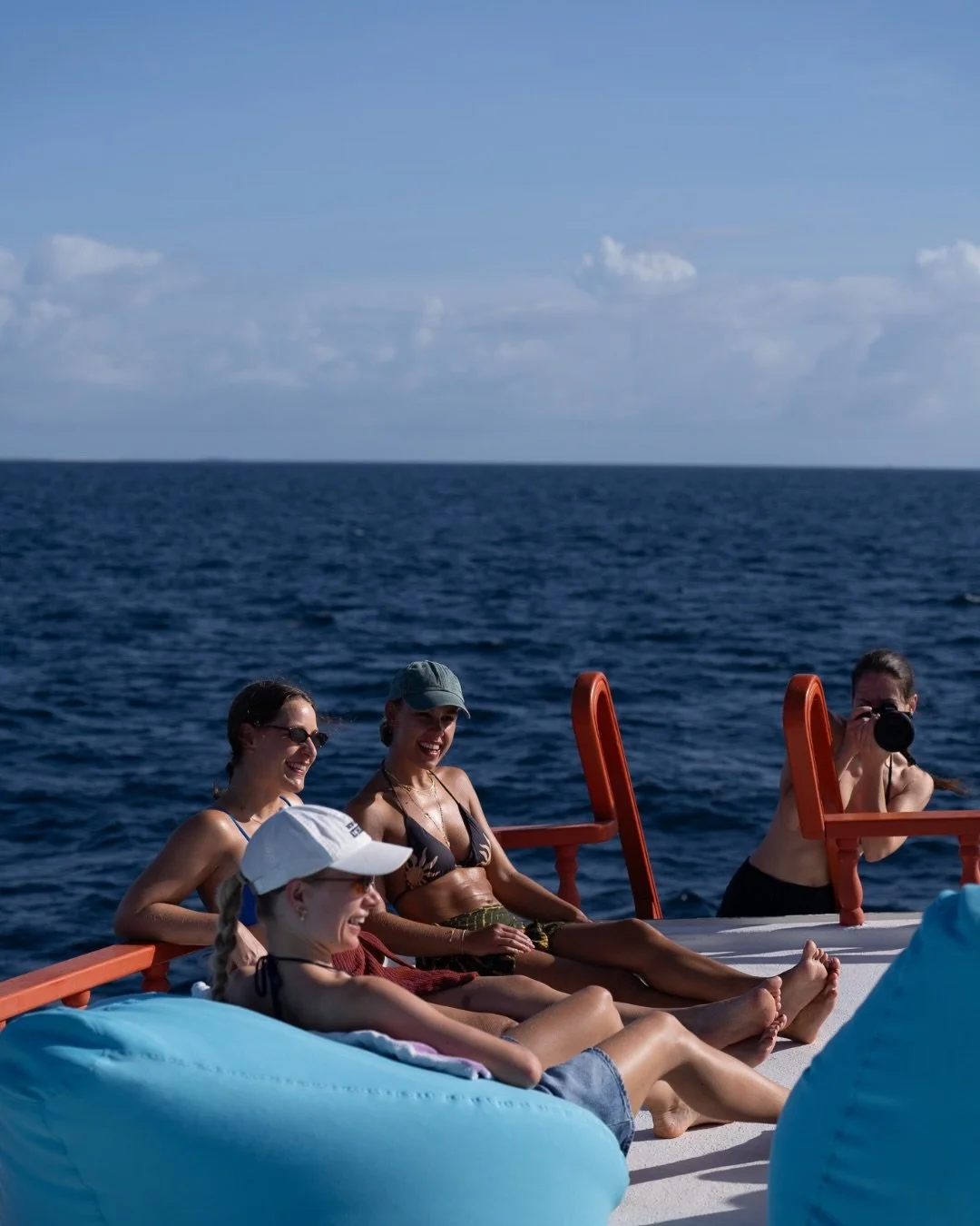 Some of our favourite hours of the trip happen between dives. ☀️
Good people, salty hair, snacks, music. A bit of chill, a bit of fun and nowhere else to be.
The boat days are always something we look forward to.

#boatlife #scubadiving #wellnessretr