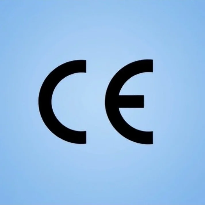 Logo avec deux symboles CE, sur fond bleu clair.