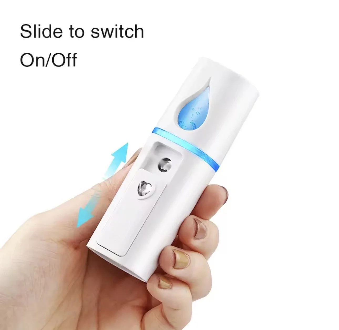 Aspirateur portatif blanc avec un affichage lumineux et des boutons, tenu par une main, avec des flèches bleues indiquant la direction de la prise en main, et un texte en haut à gauche qui dit « Slide to switch On/Off ».