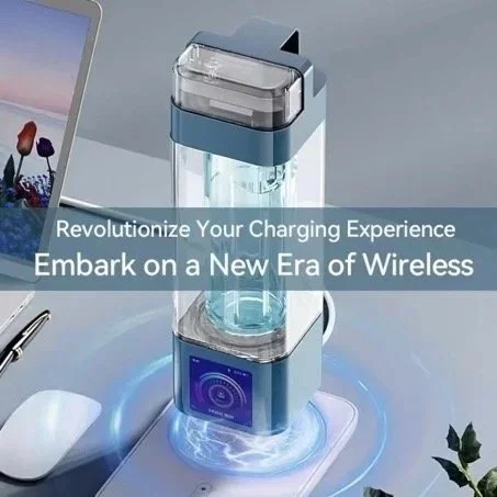 Bouteille Blue Paradise Care® poser sur son socle de charge, sans fil par induction, offrant une recharge moderne, rapide et épurée