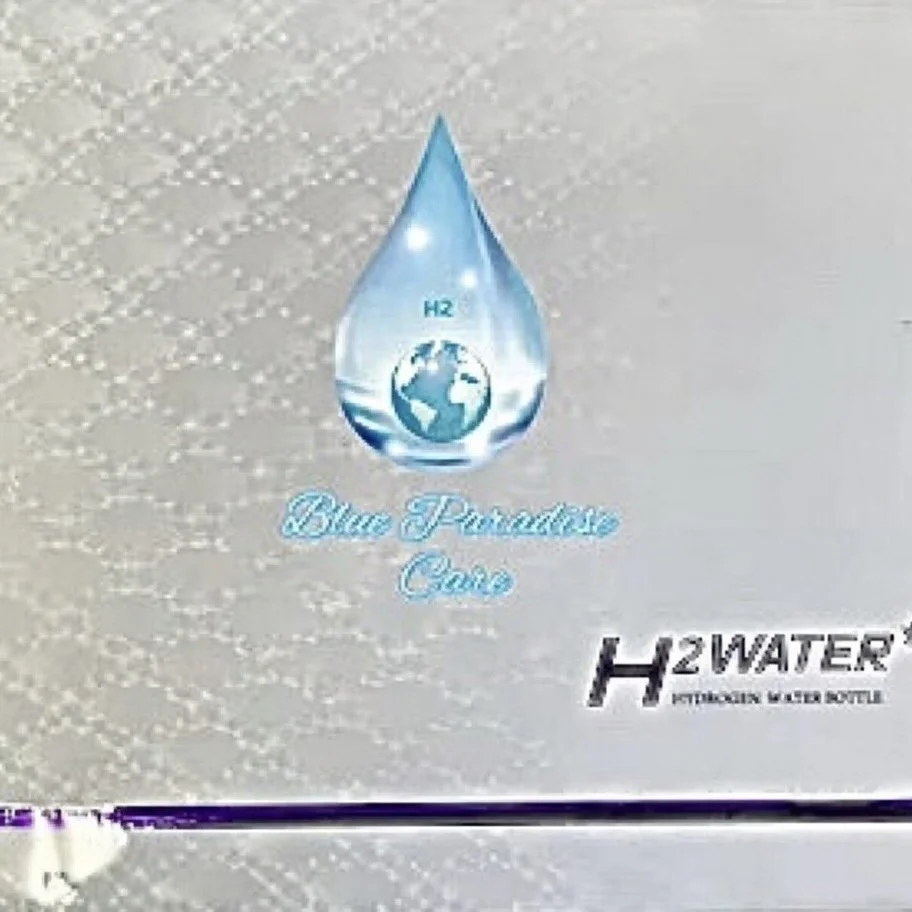 Une  boite cadeau avec le symbole de la marque et la goutte d'eau contenant une image de la planète Terre, accompagnée du texte 'Blue Paradise Case' et 'H2 WATER  bottle.