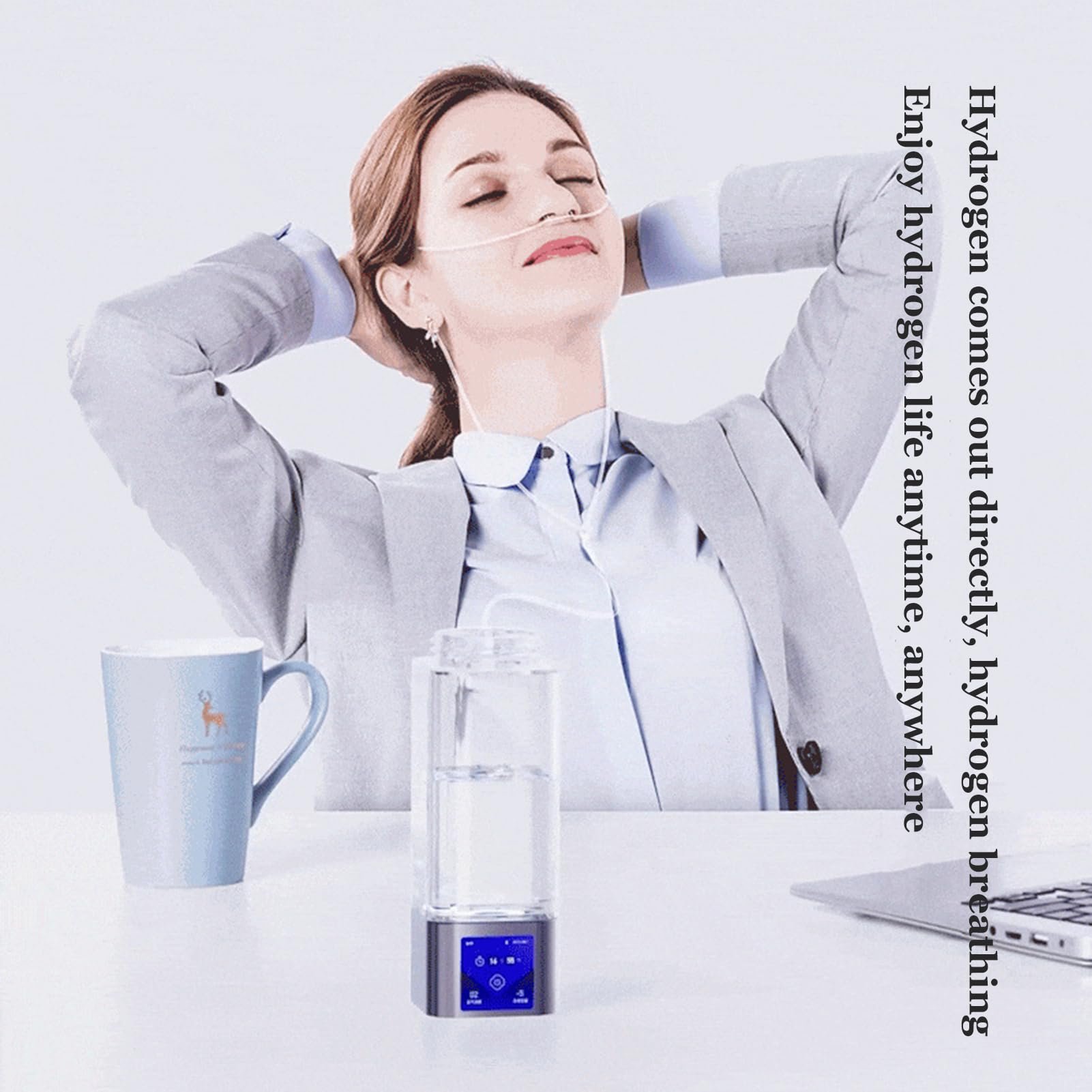 Une femme d'affaires détendue avec un masque respiratoire, un mug, un verre d'eau et un humidificateur sur un bureau, le tout dans un contexte de bien-être et de santé.