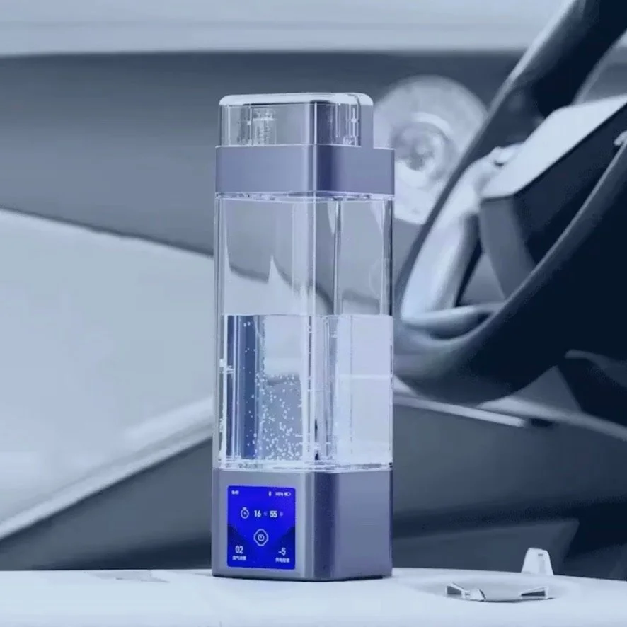 Bouteille Blue Paradise Care® installée dans le porte Goblets d'une voiture démontrant sa parfaite mobilité et sa facilité d'utilisation pendant les trajets