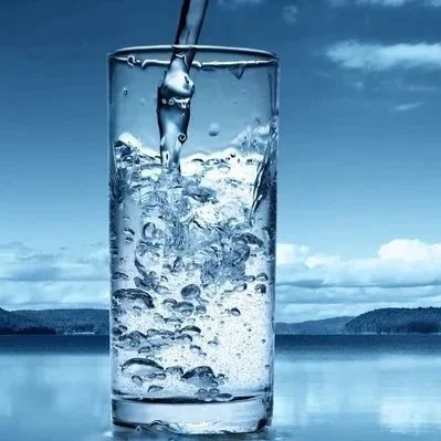 Verre d'eau osmosée, pure et revitaliséee par Blue Paradise Care®