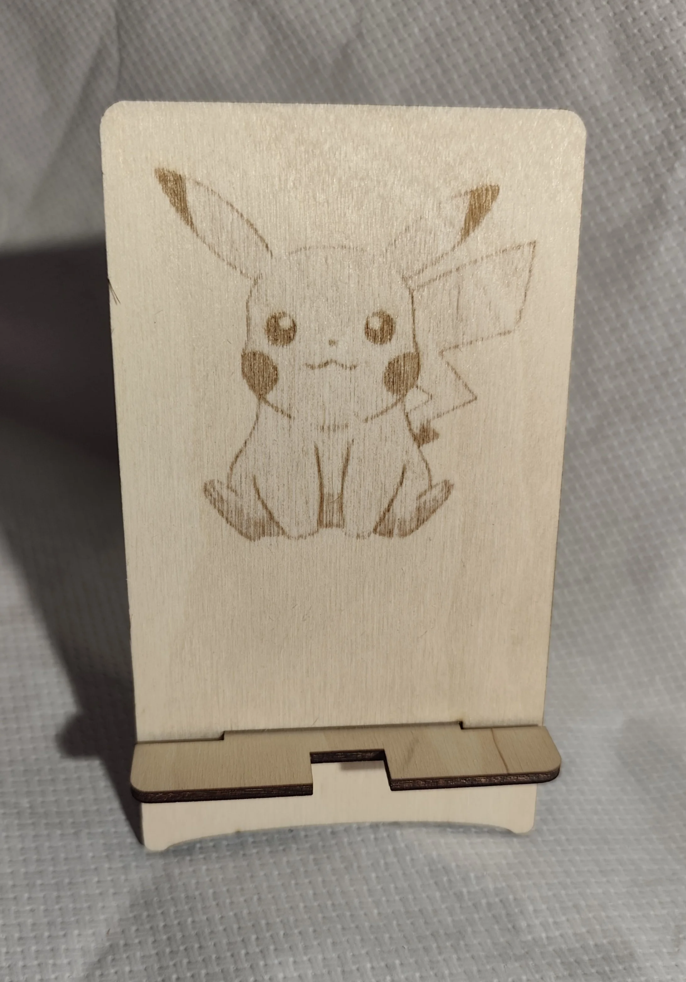 Support de téléphone avec dessin gravé