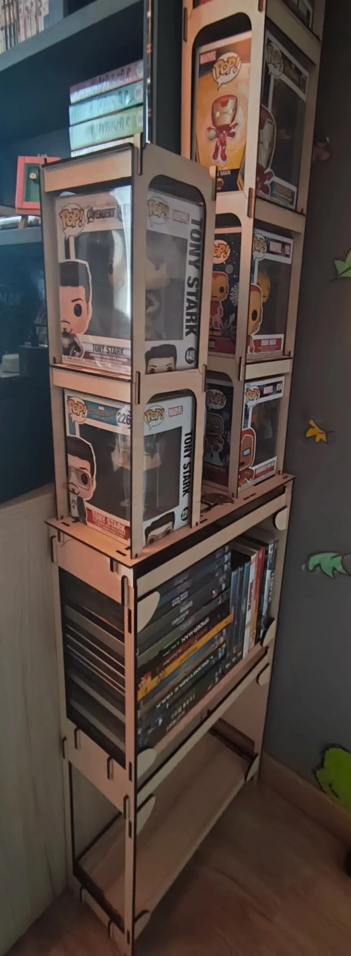 Une étagère en bois modulable pour ranger des figurines Pop