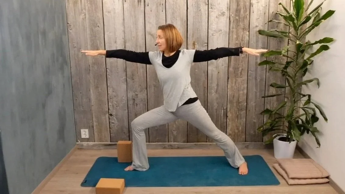 Bilde av dame som gjør styrkeøvelser