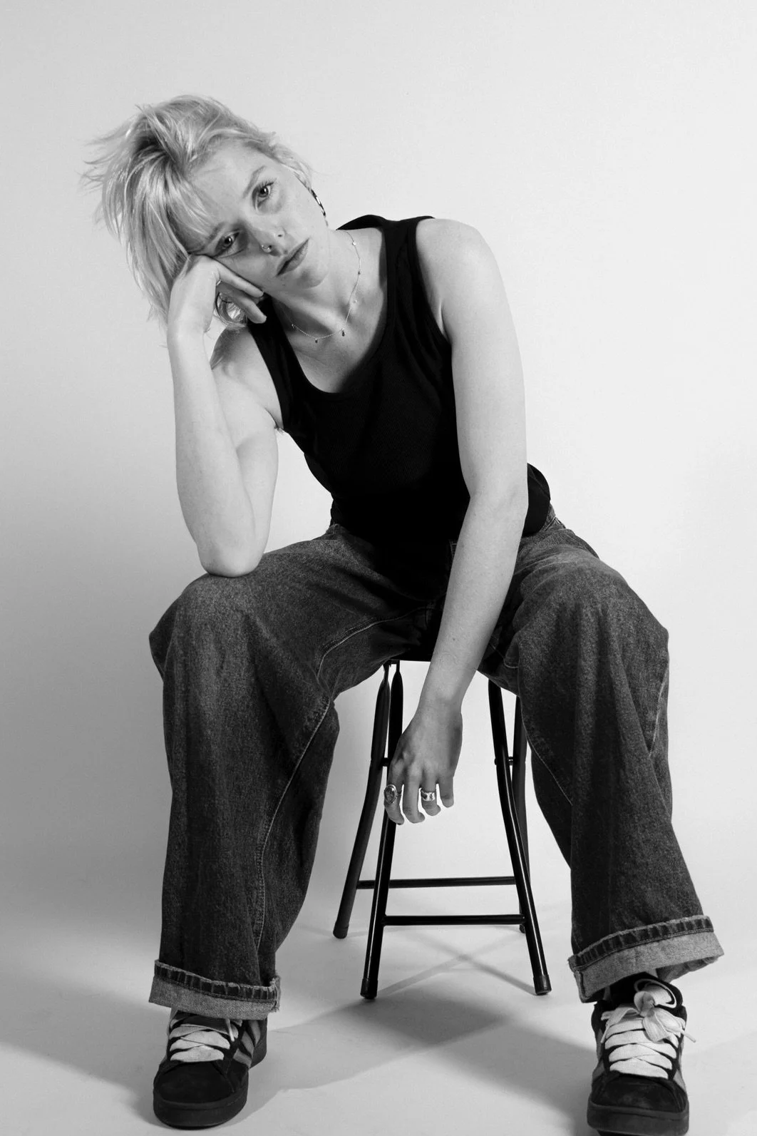 cuerpo entero sentada.jpg