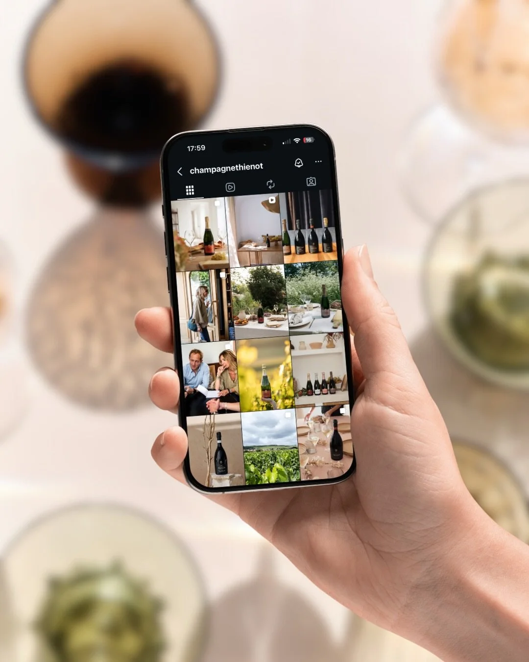 Derri&egrave;re chaque accompagnement, il y a d&rsquo;abord une rencontre. 🥂

Pour ce projet de Community Management avec @champagnethienot les enjeux &eacute;taient clairs :
&bull; premiumiser l&rsquo;image de marque et accroitre sa notori&eacute;t