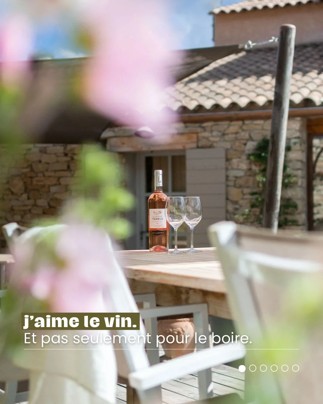 J&rsquo;aime le vin&hellip; et pas seulement pour le boire.

J&rsquo;aime ce qu&rsquo;il raconte : les gestes, le temps long, le terroir, les femmes et les hommes derri&egrave;re chaque bouteille.

Apr&egrave;s plusieurs ann&eacute;es &agrave; accomp