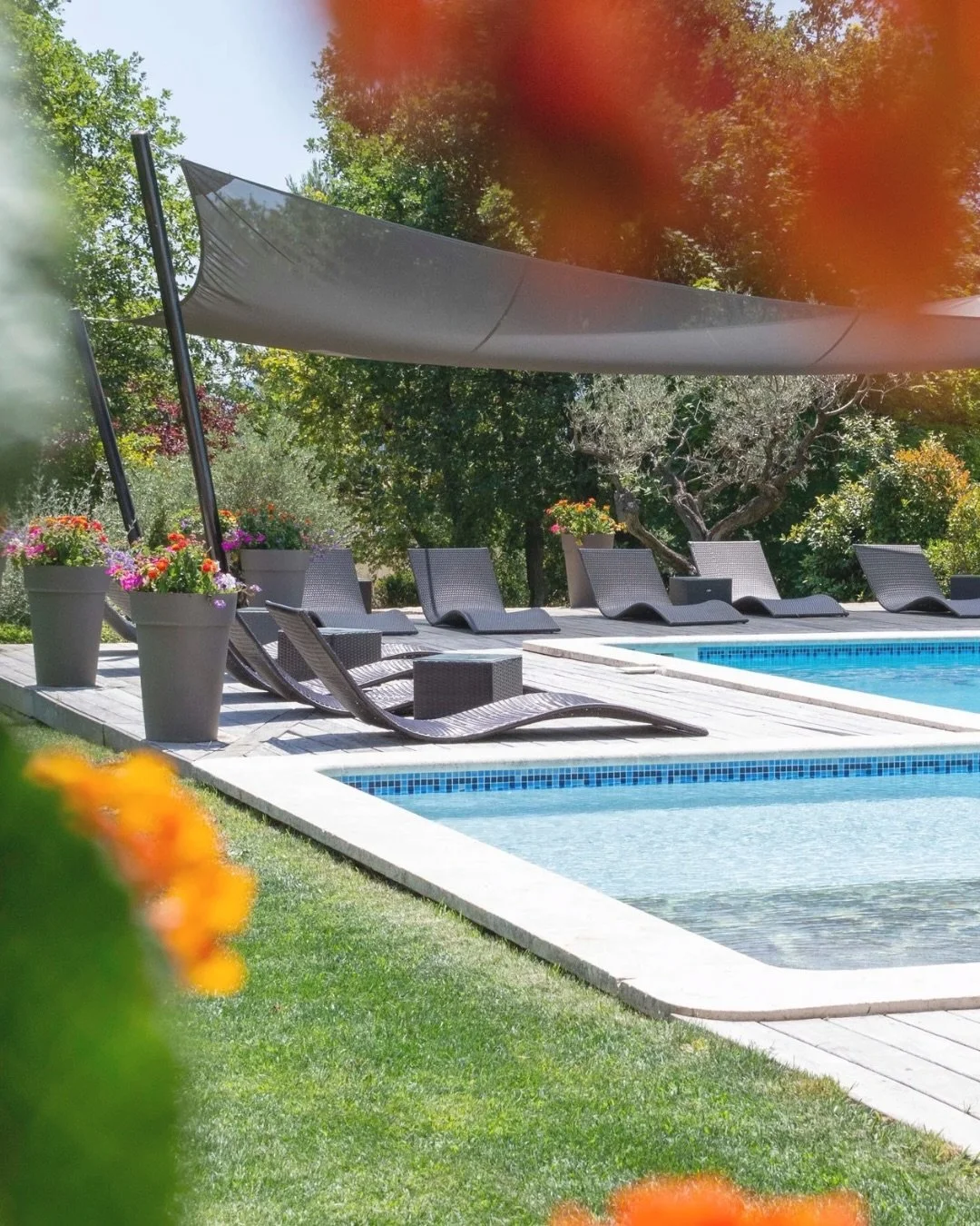 Certaines chambres d&rsquo;h&ocirc;tes, h&ocirc;tels ou maisons ont une atmosph&egrave;re unique. On arrive et on ressent imm&eacute;diatement quelque chose.

Communiquer un lieu ne consiste pas seulement &agrave; montrer l&rsquo;espace. Il s&rsquo;a