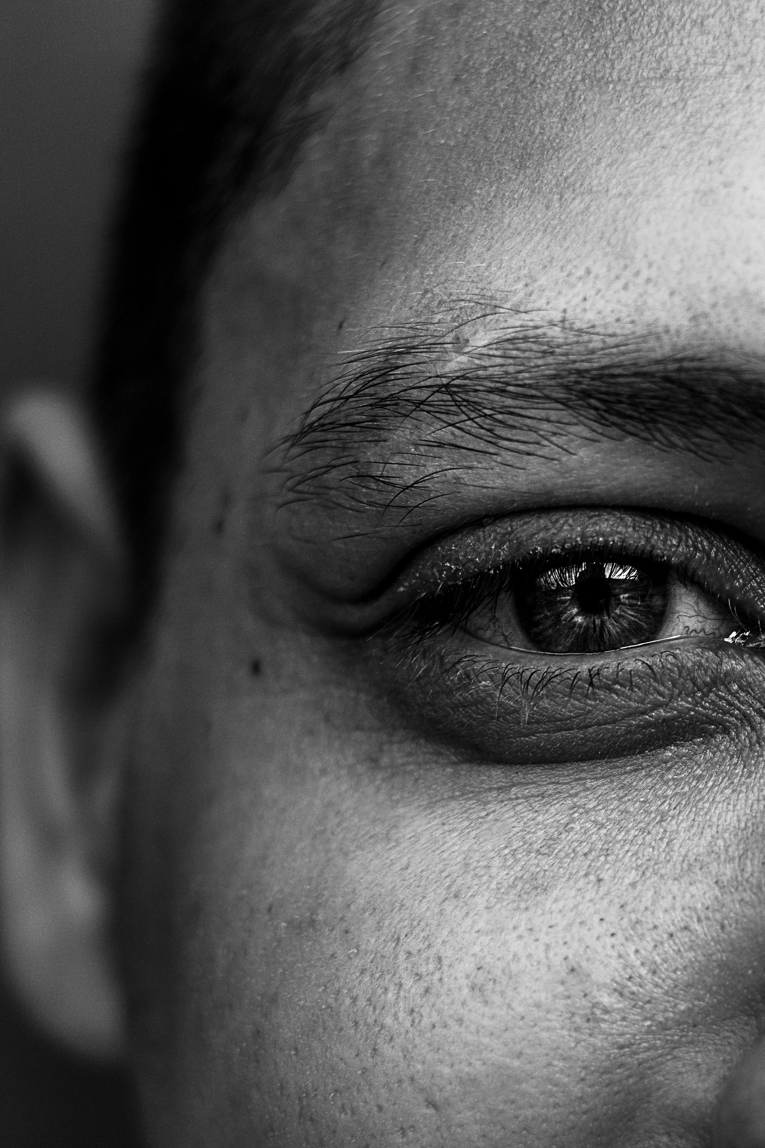 Close-up of eyes representing self-awareness and introspection during an all-inclusive luxury transformation retreat for entrepreneurs in the Netherlands. A moment of stillness, supporting deep inner work, clarity.