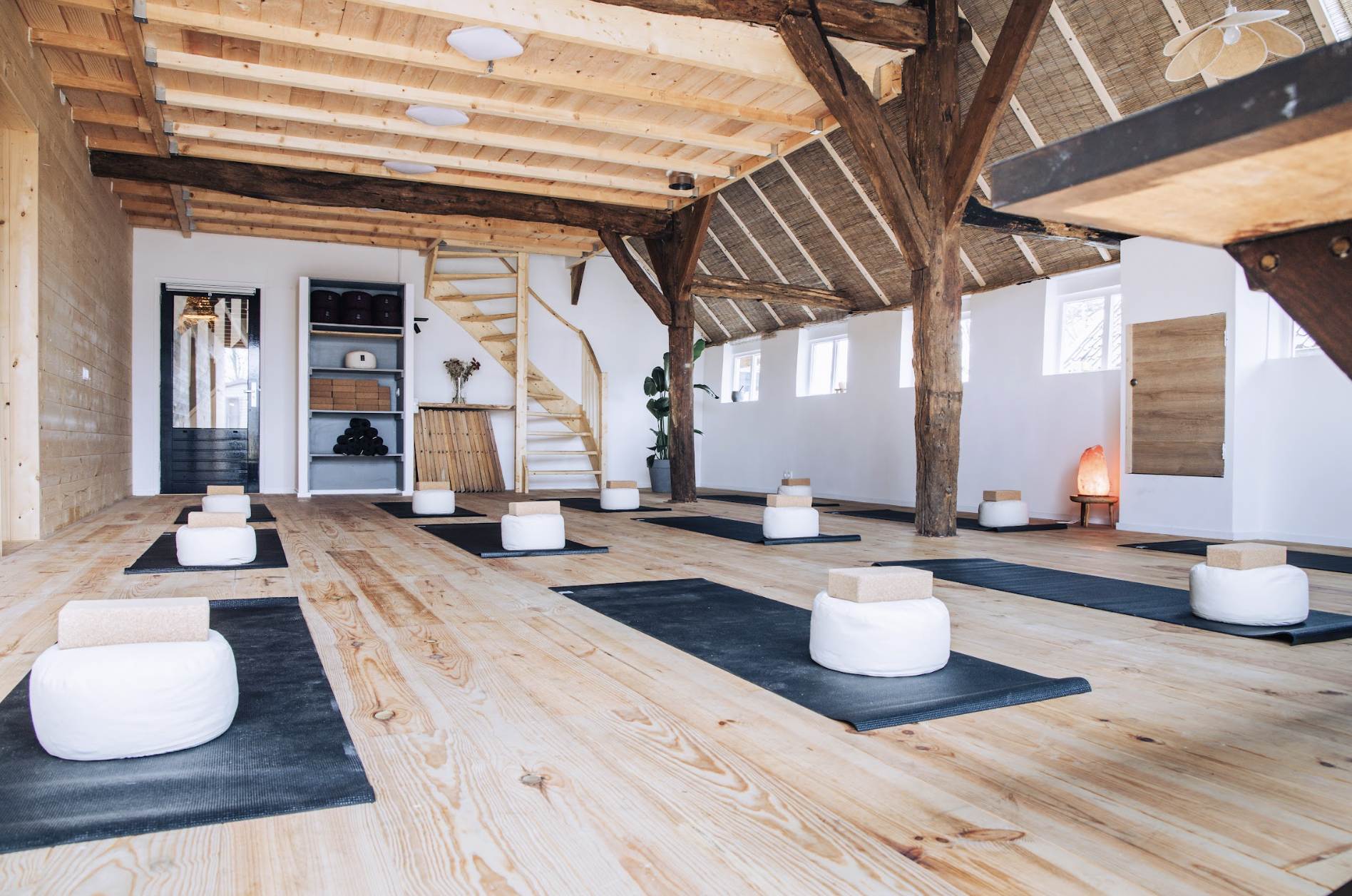 Yogazaal in Overijssel met natuurlijke materialen en warme sfeer