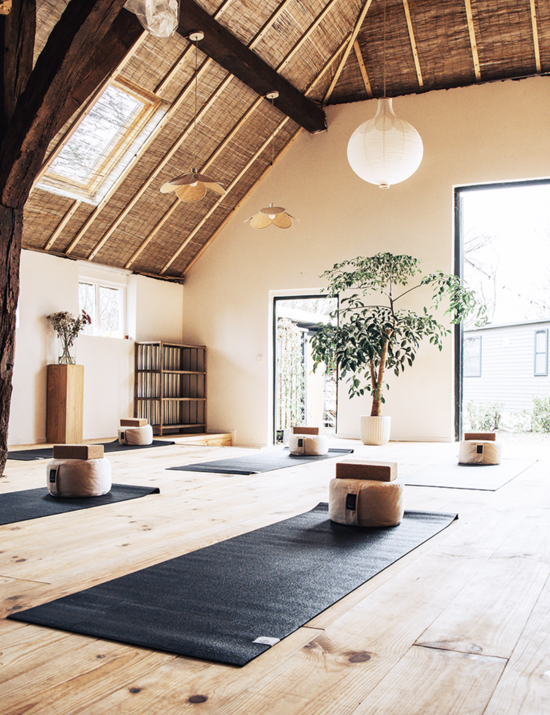 Transformatie van boerderij naar yogazaal in Overijssel met natuurlijke materialen
