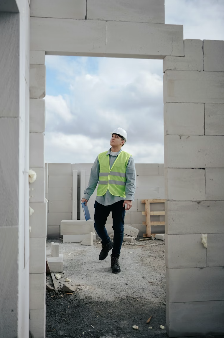 Handwerker bezig met houtbouw en natuurlijke materialen