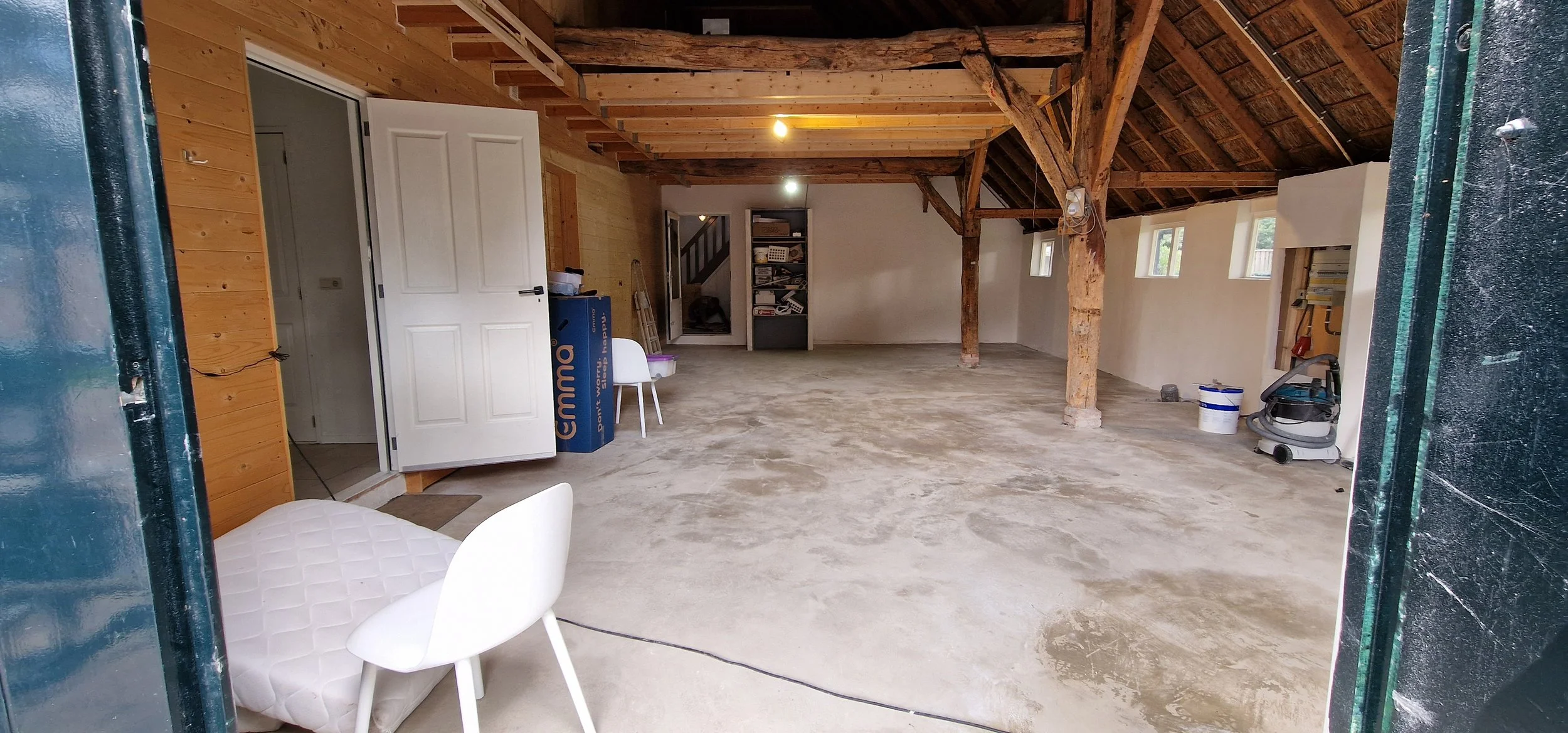 Transformatie van boerderij naar yogazaal in Overijssel met natuurlijke materialen