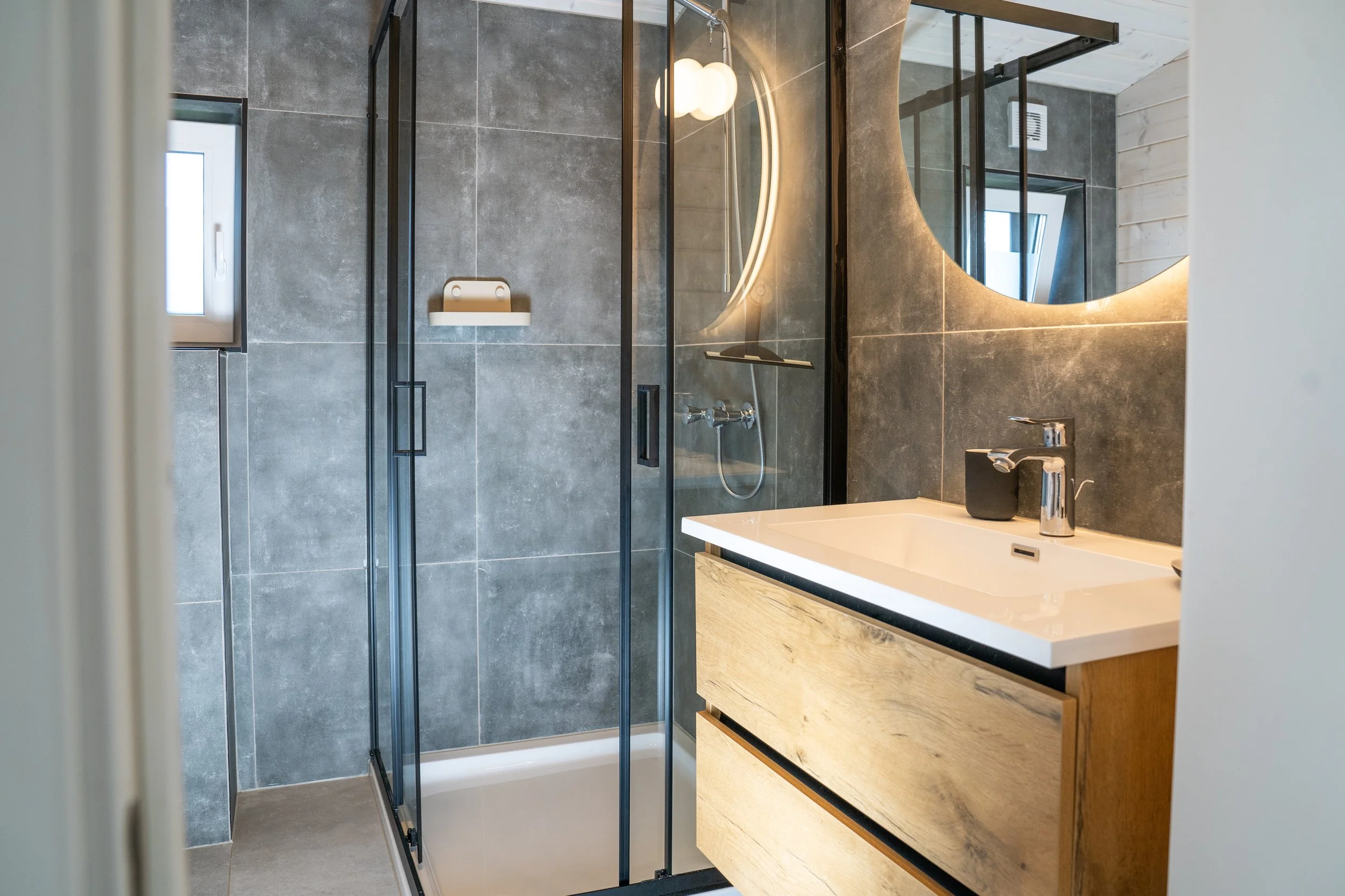 Moderne badkamer renovatie in recreatielodge met strakke afwerking