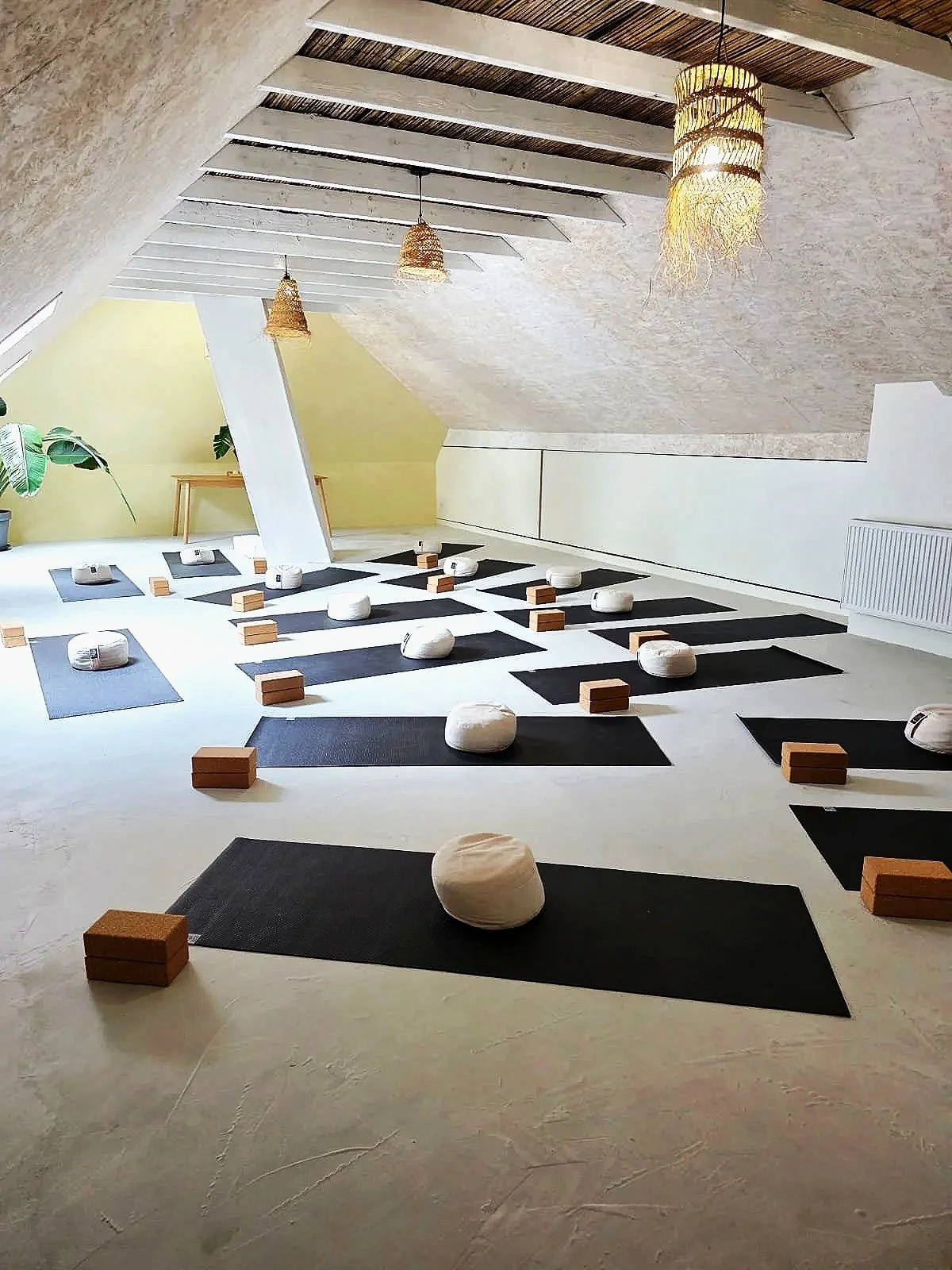 Transformatie zolder tot meditatieruimte in Overijssel met houten balken