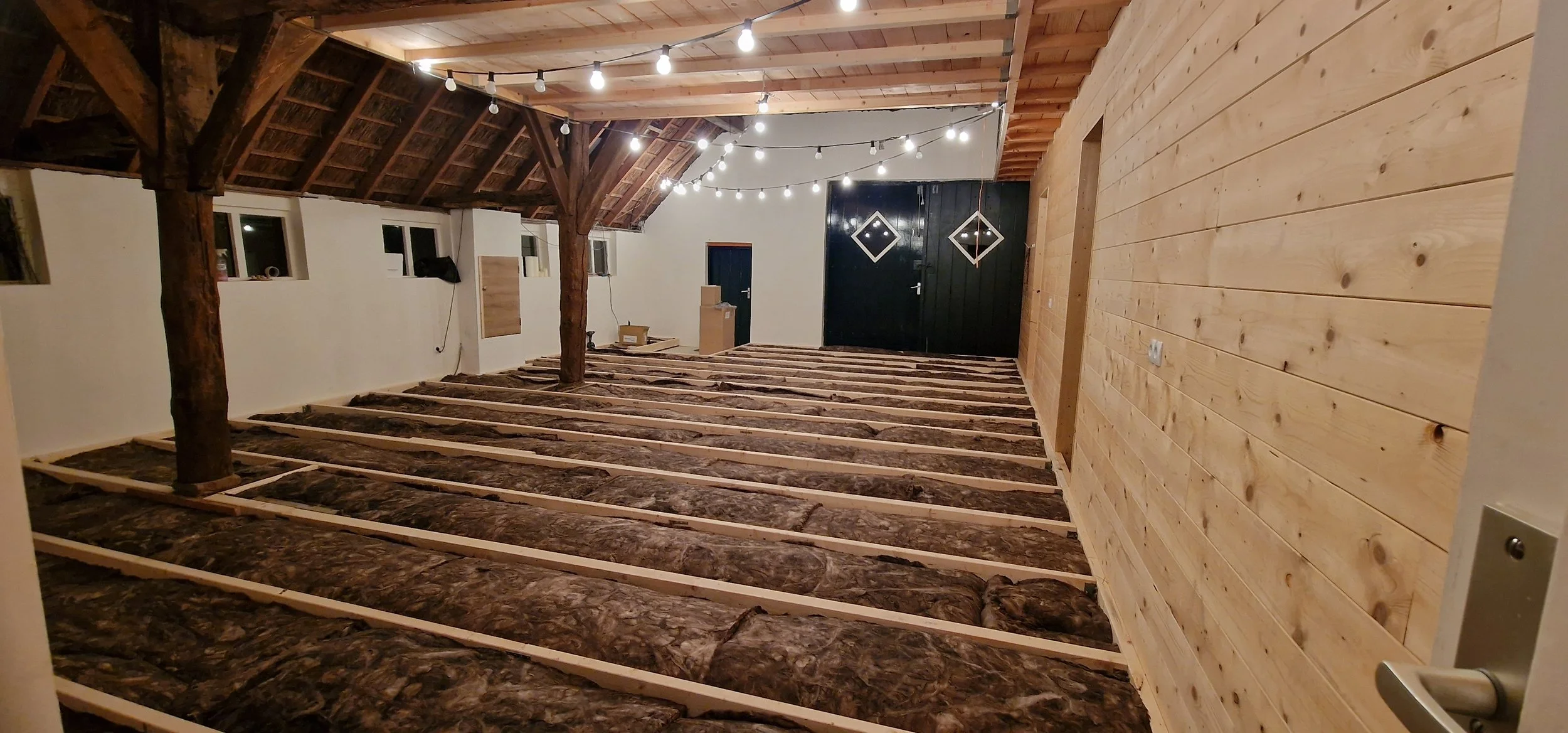 Yogaruimte renovatie met hout en veel daglicht in Overijssel