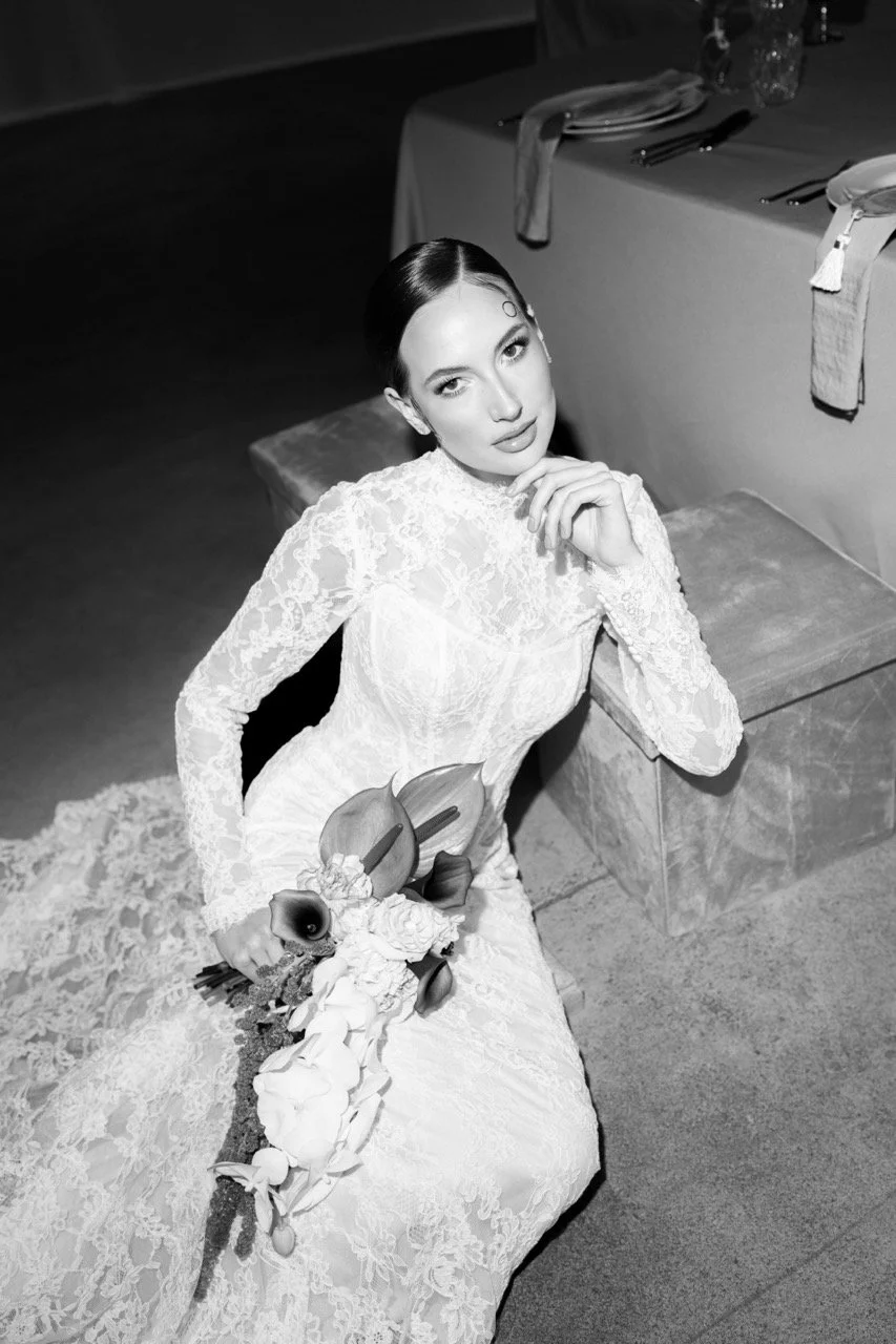 Editorial wedding photography: Vogue-style bride portrait with flowers – Capturing high-end bridal fashion in a timeless Italian villa setting.