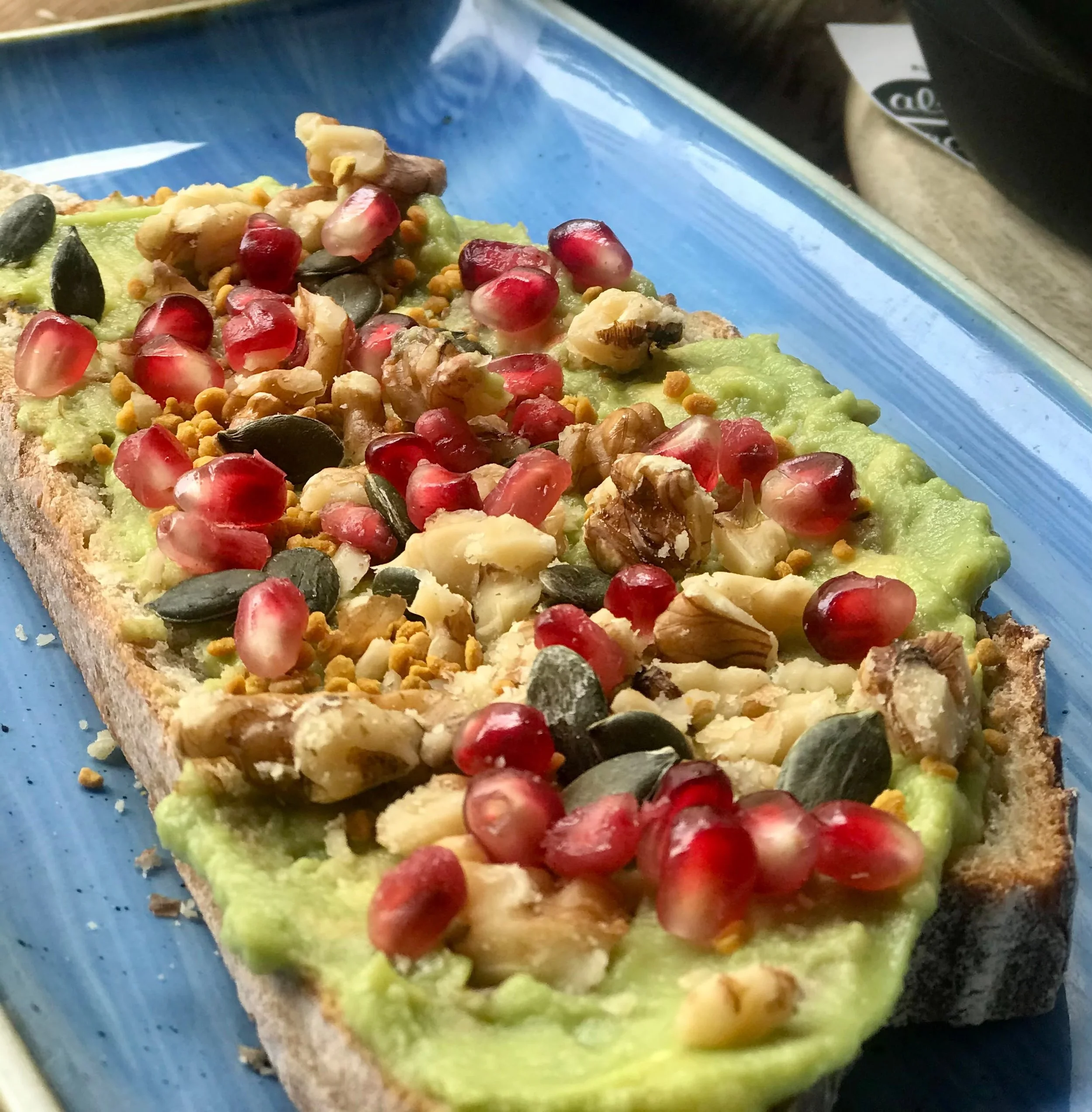 Tostada de aguacate en Alsur Café Llúria, El Eixample, Barcelona