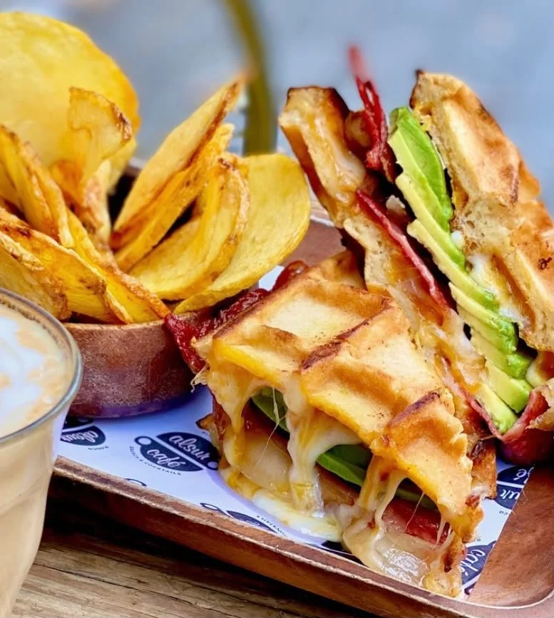 Grilled Cheese Waffle Sandwich en Alsur Café Llúria, El Eixample, Barcelona