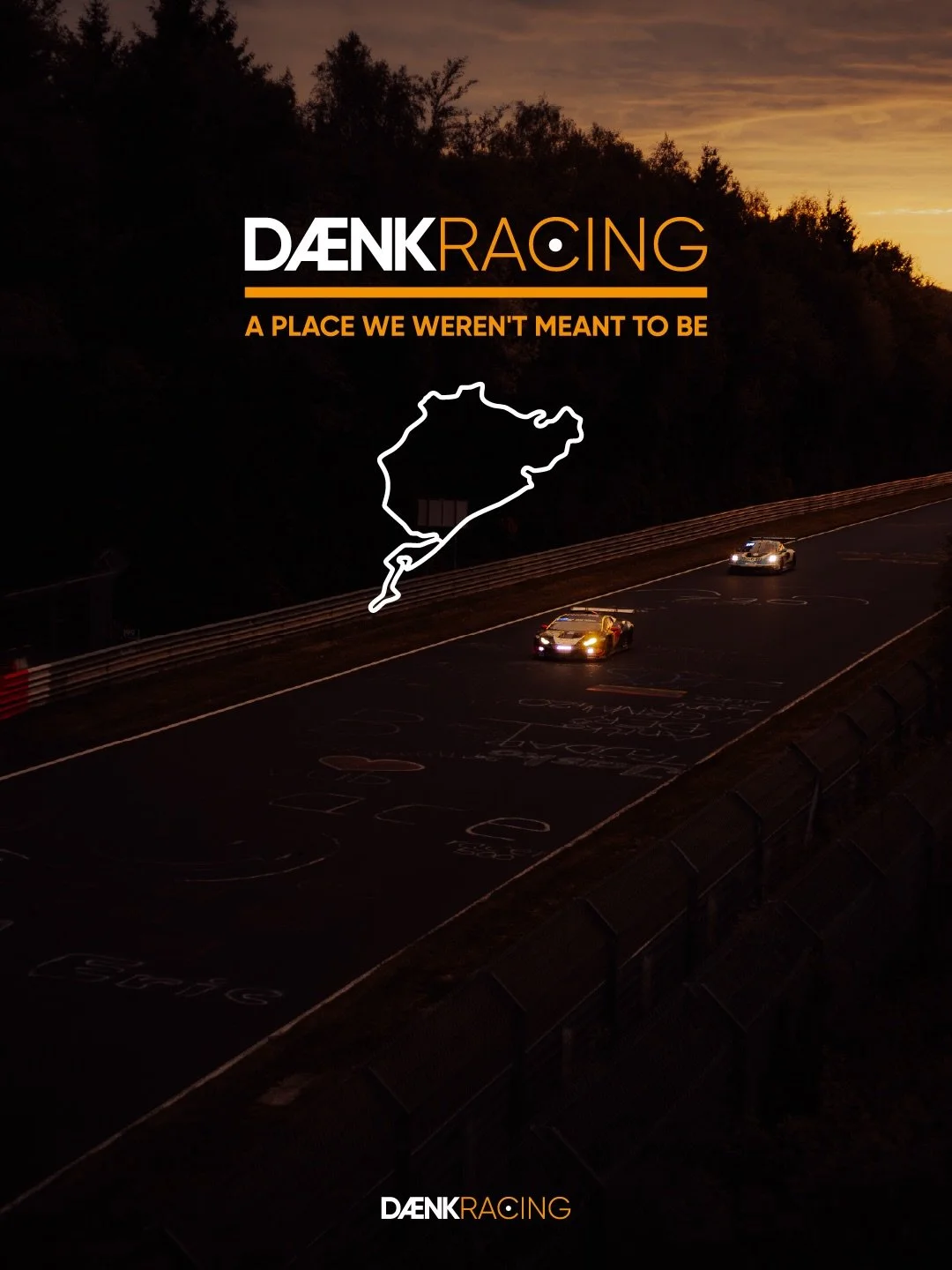 .
6:00. Rampe runter.

12:00. Start.

Dazwischen liegt alles, was niemand sieht.

Stint 2 f&uuml;r D&AElig;NK. 

Der erste Stint war der Beweis. 

Dass Kultur auf die Nordschleife geh&ouml;rt. 

Dass Haltung mehr tr&auml;gt als Lautst&auml;rke.

Der 