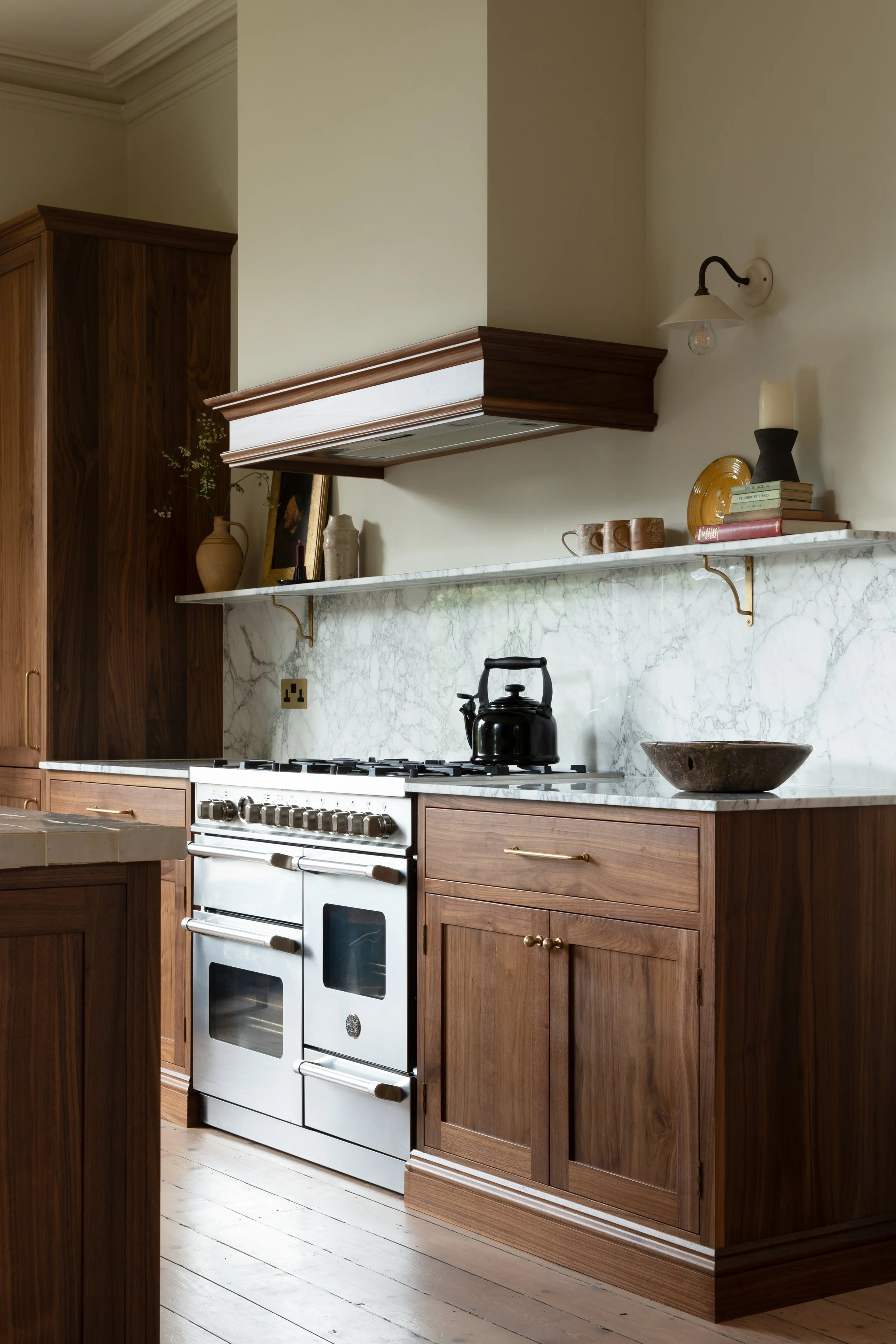 Oak bespoke kitchen. Marble worktop