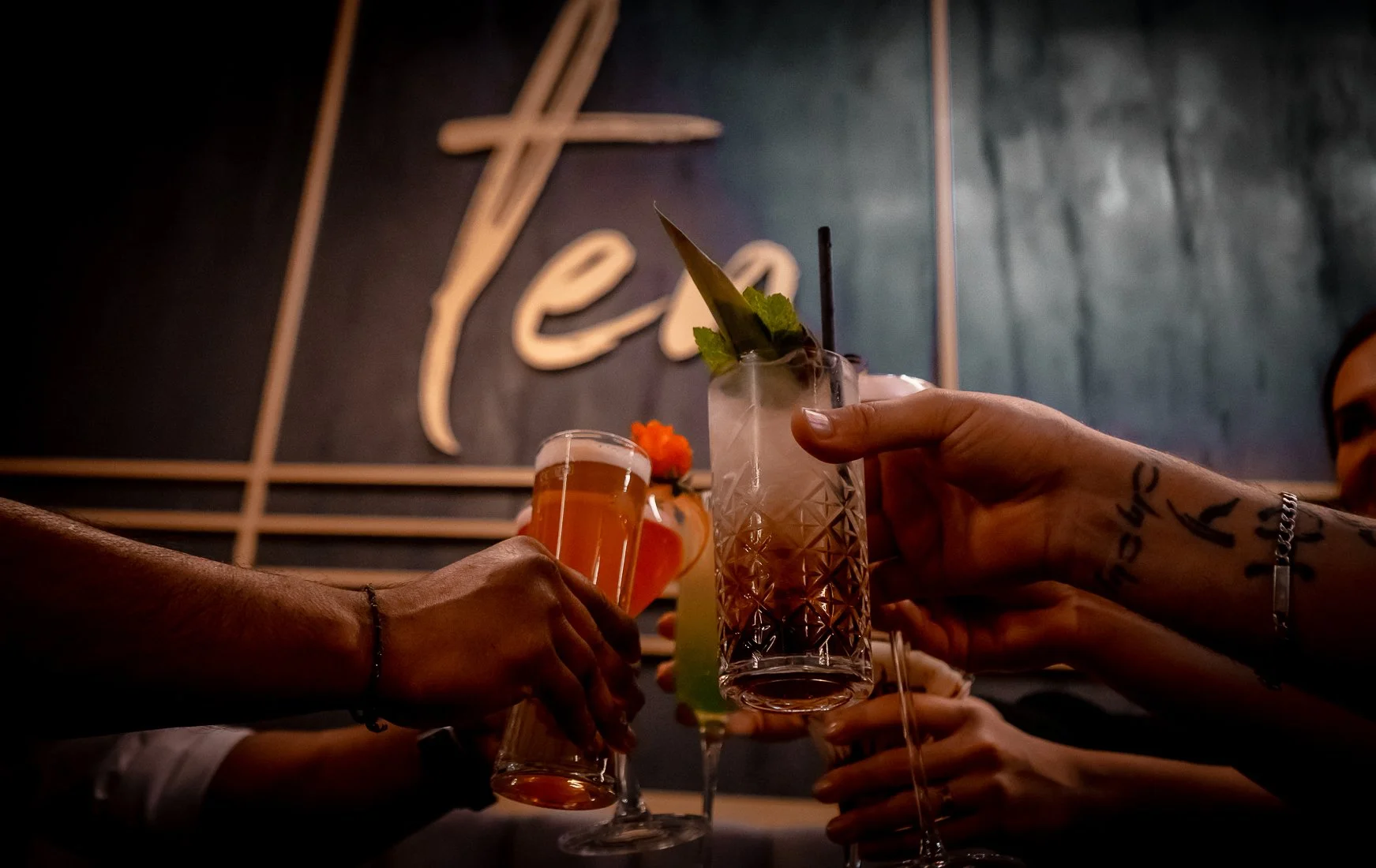 COCKTAILS - HAPPY HOUR