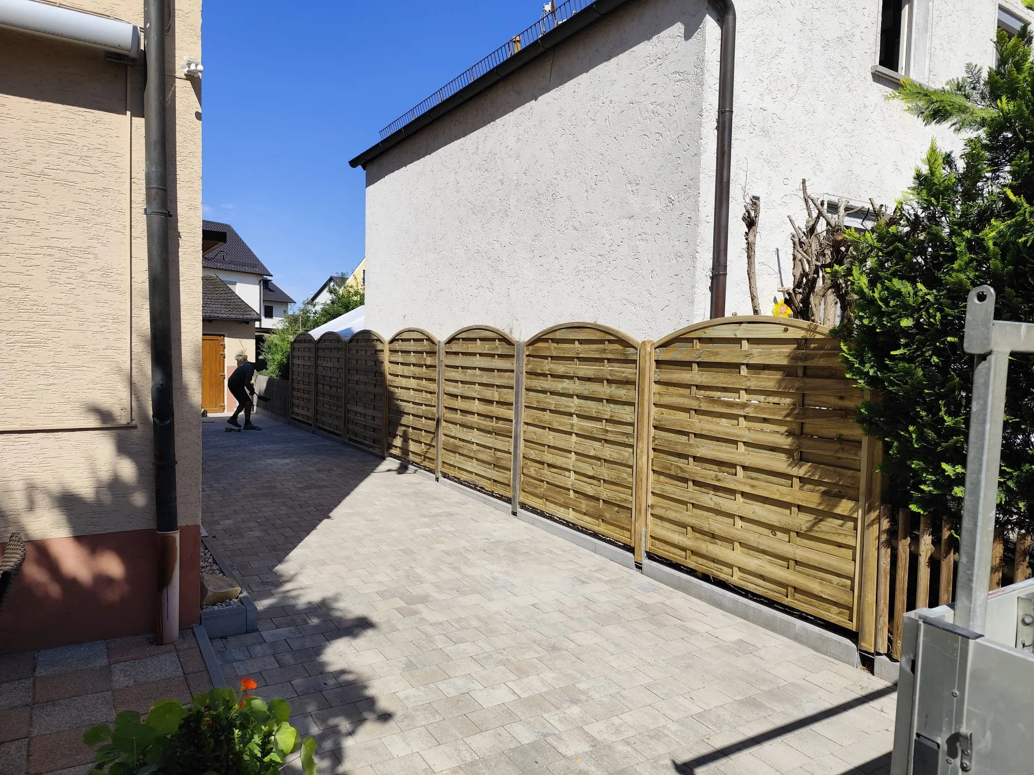 Wohnhäusern und neuen Holzzäunen.