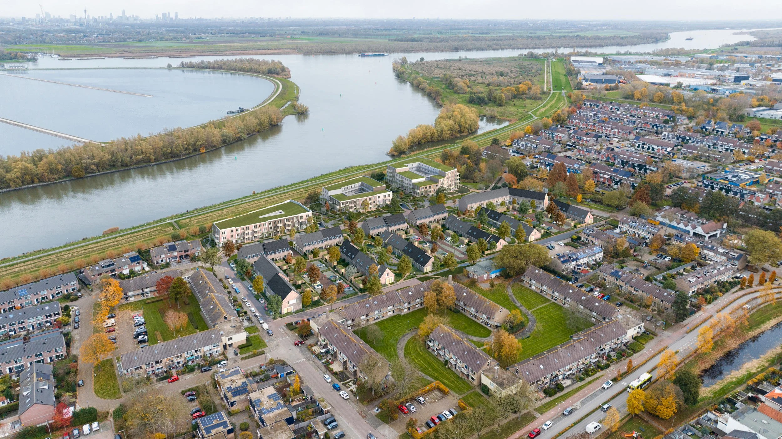 3D-fotomontage voor stedenbouwkundige aanbesteding: Een gedetailleerde vogelvlucht die de integrale gebiedsvisie aan het water presenteert. Deze visualisatie is specifiek ontwikkeld voor een tender en focust op het naadloos inblenden van het nieuwe w
