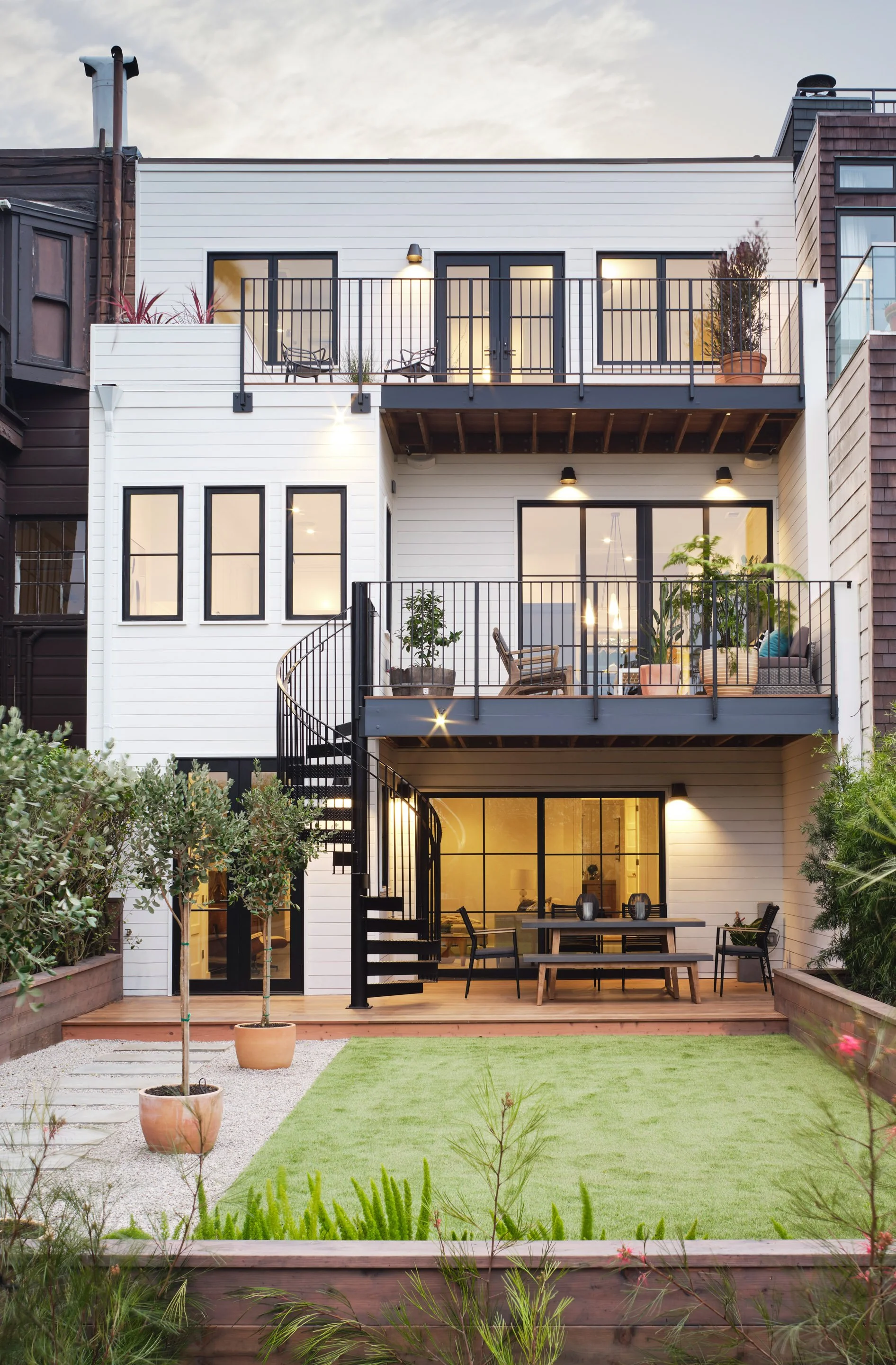 Rear_facade_garden.jpg