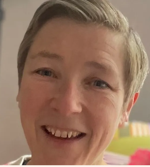 Headshot of Laura, the career coach, smiling into the camera