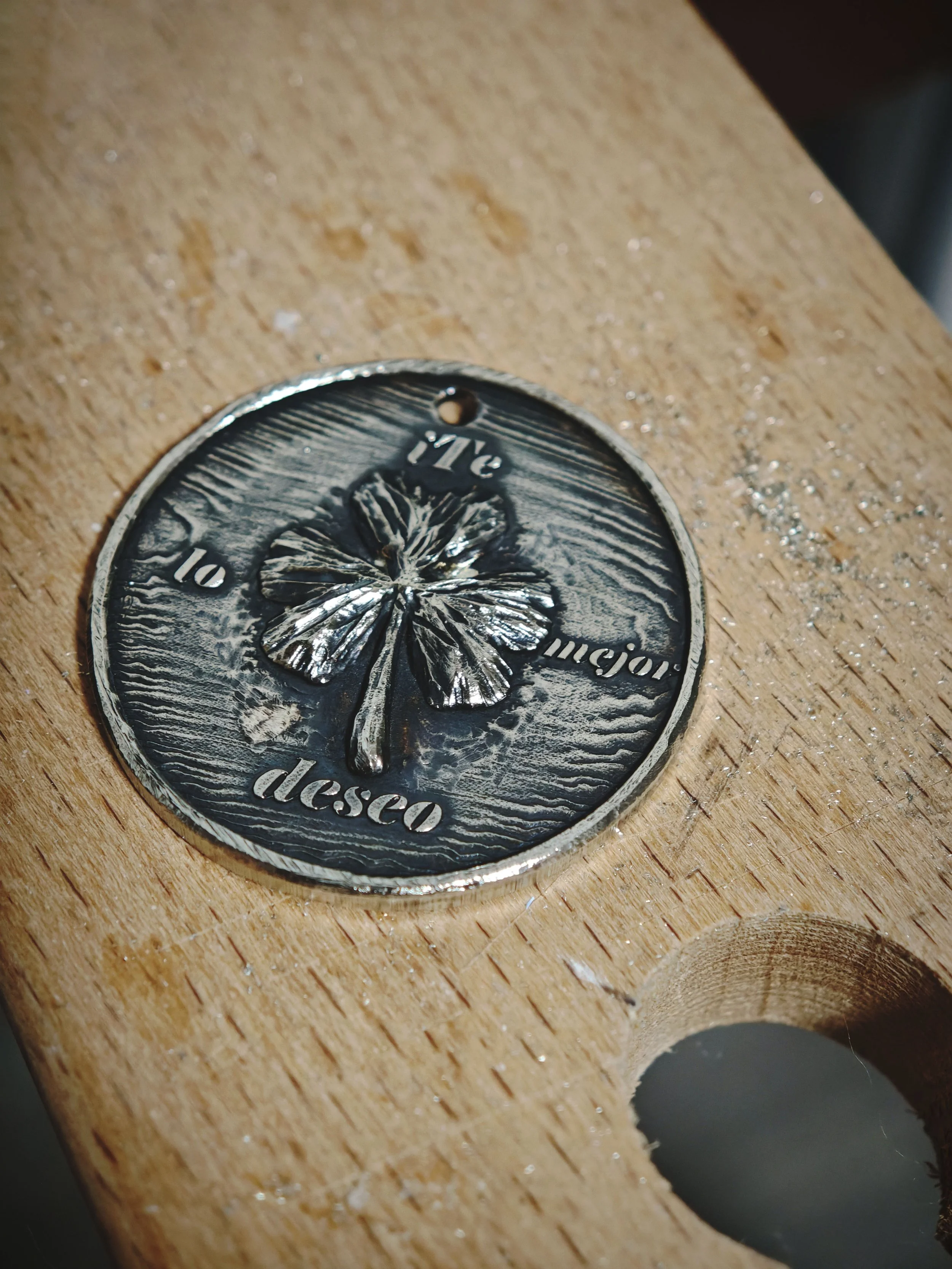 DHG Y2 Vitruvian Hound Medallion - Reverse view showing clover relief and "¡Te deseo lo mejor!" engraving