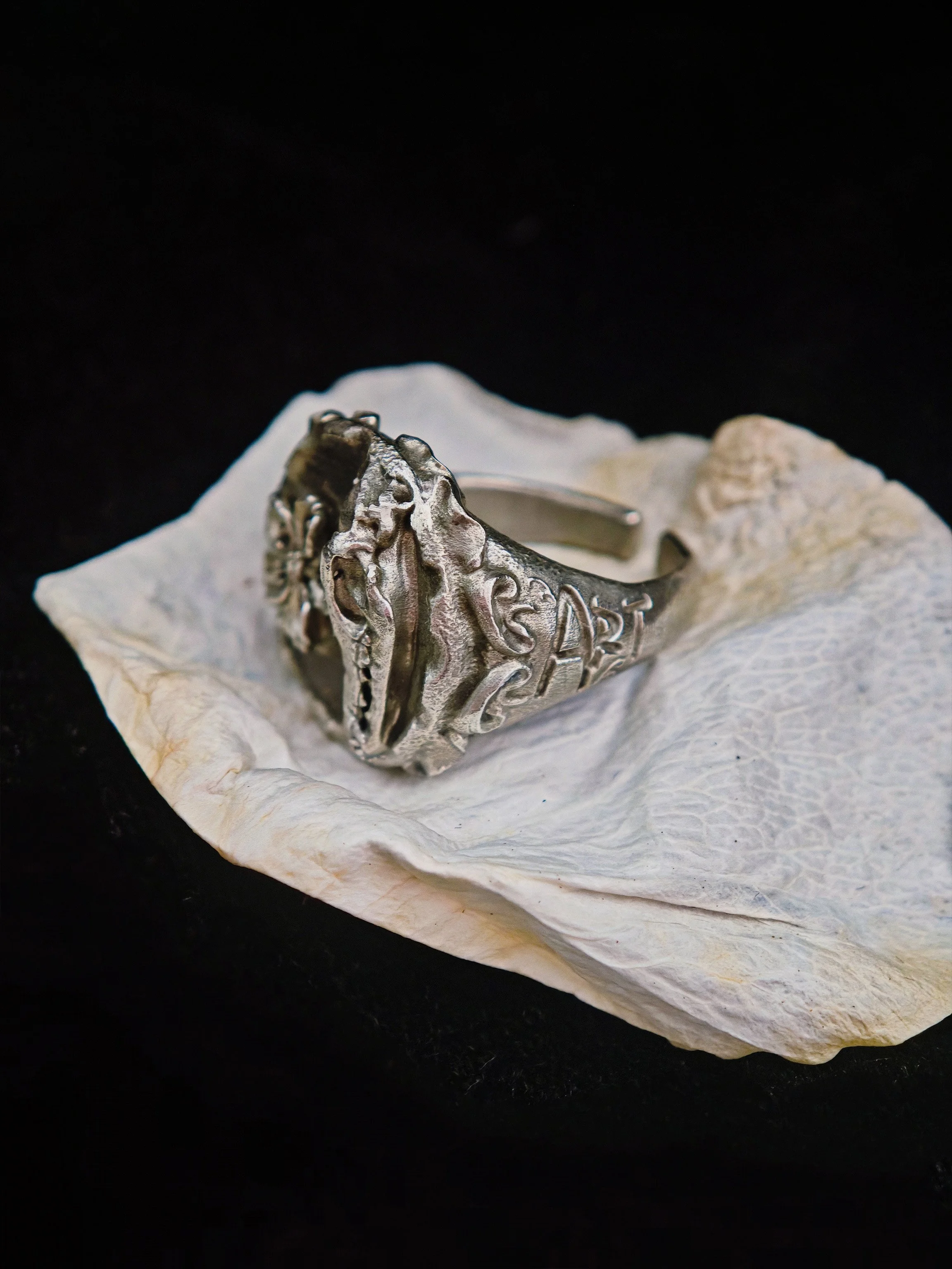 DHG W1 Signet Ring - Opposite side view showing ART engraving on the band flank