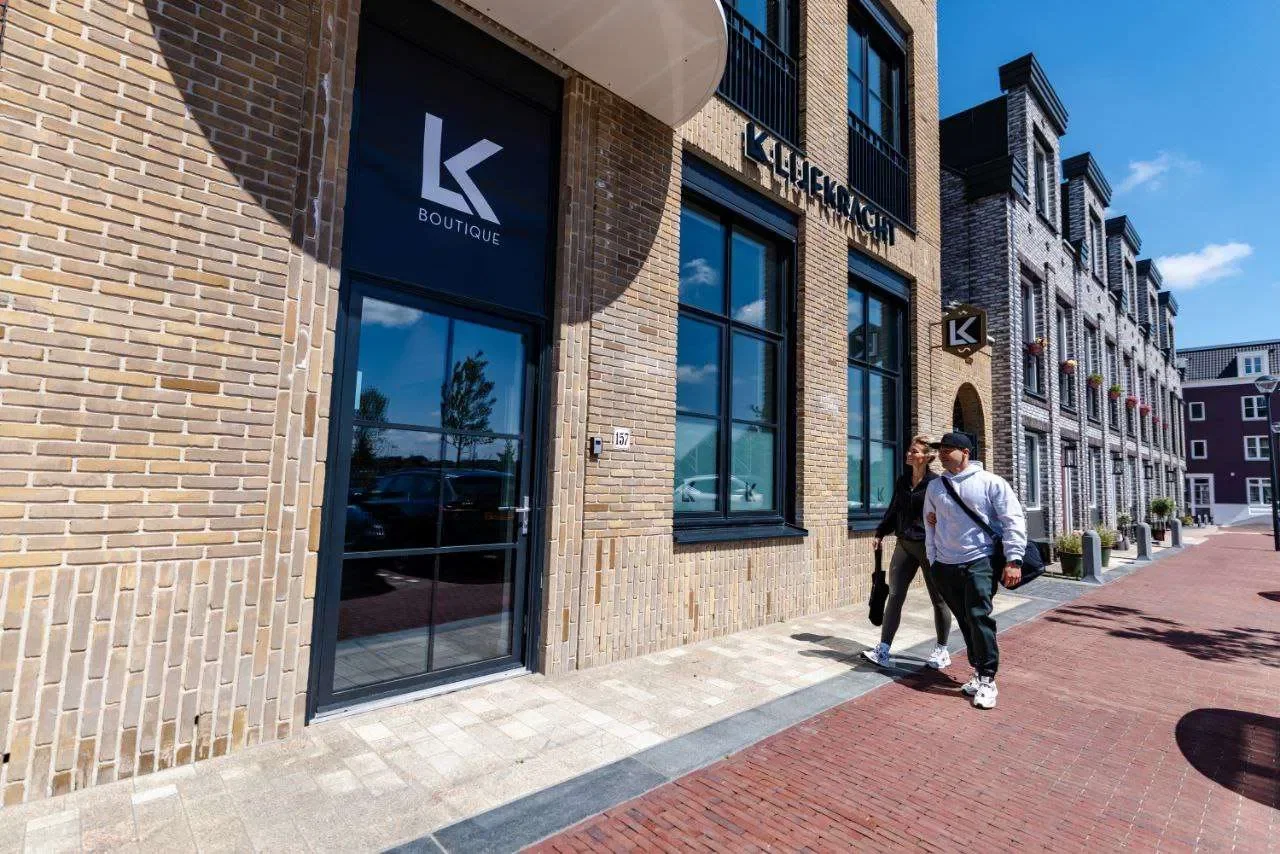 Ingang fysiotherapiepraktijk MAJU op Fort Diemerdamplein Weespersluis